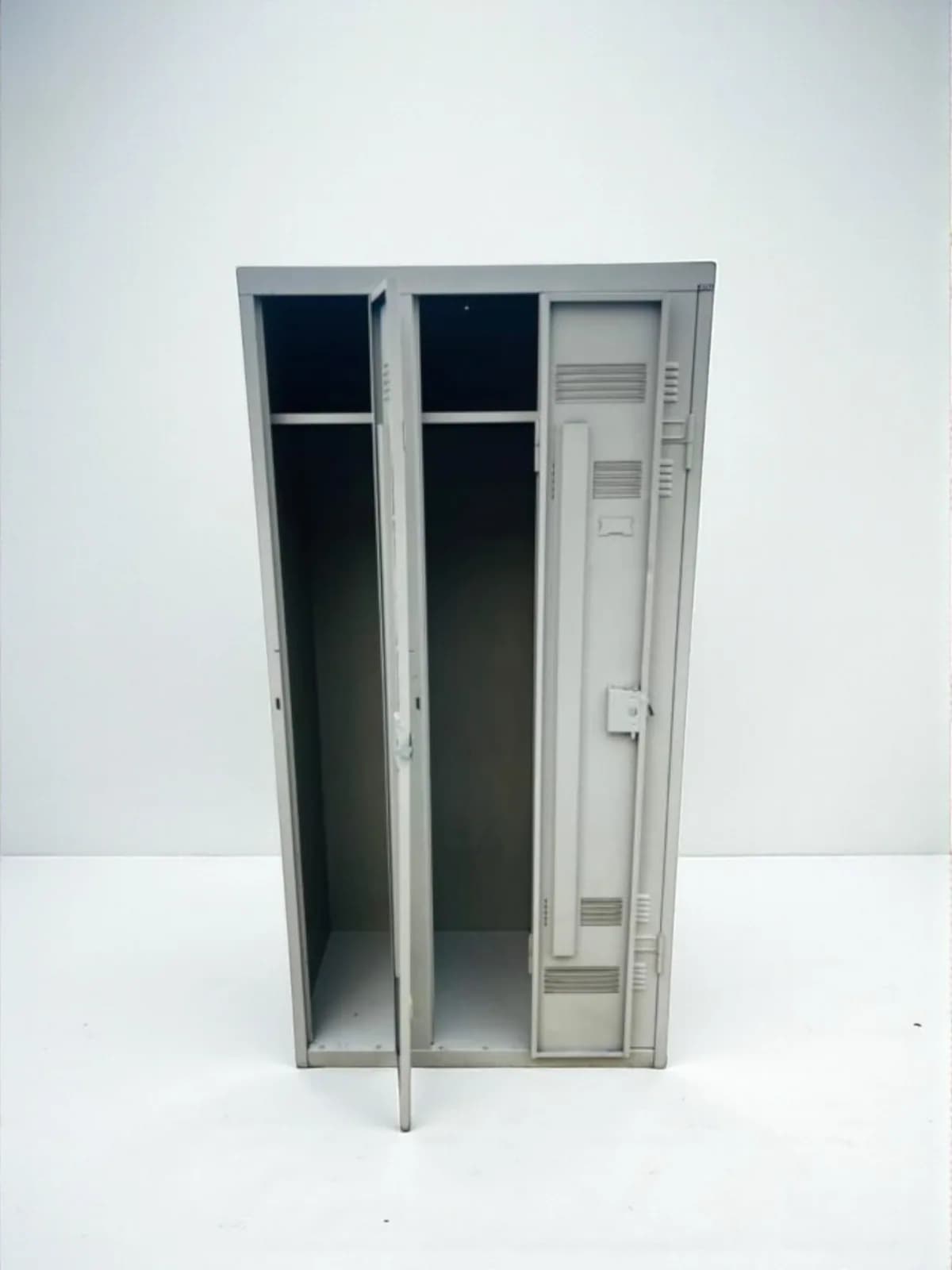 Armoire vestiaire 3 cassiers en métal atelier — vue 3
