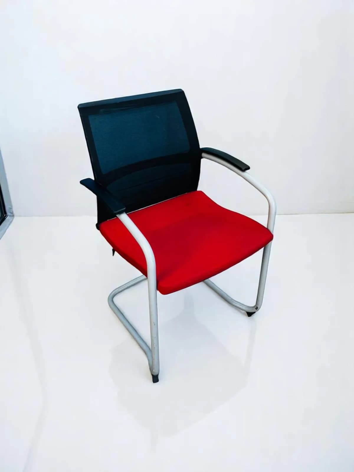 Chaise visiteur Sedus open UP résille noir/rouge — vue 3