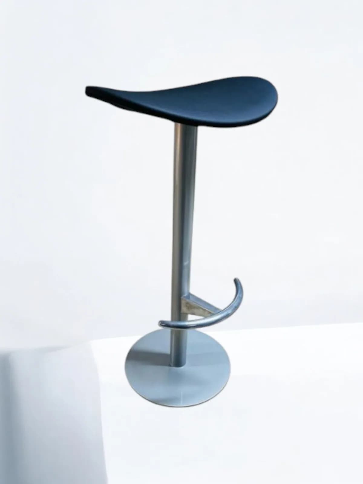 TABOURET DE BAR COMA SIMILI CUIR ET METAL noir