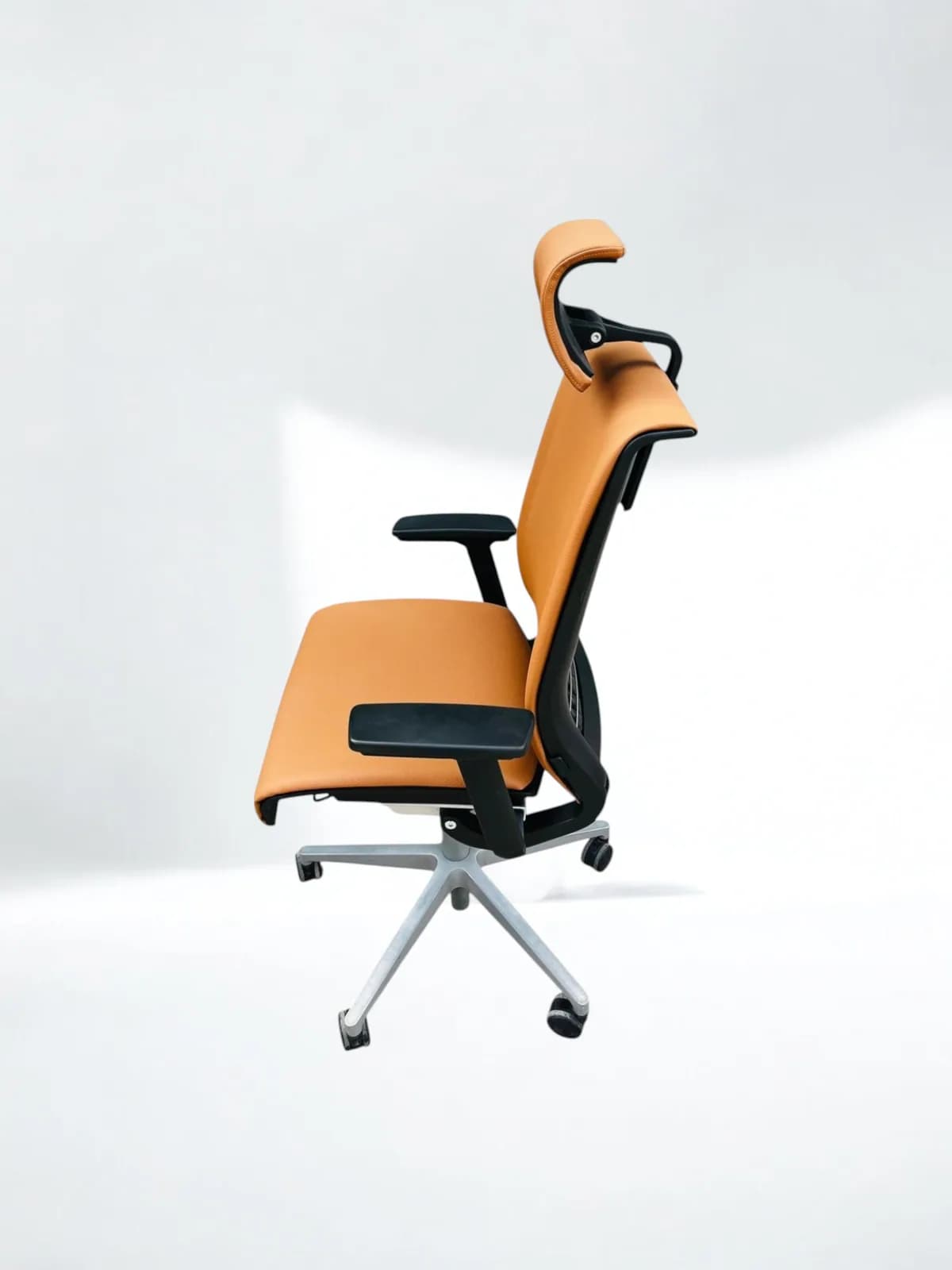 Chaise Steelcase thinks cuir marron appui tête — vue 3