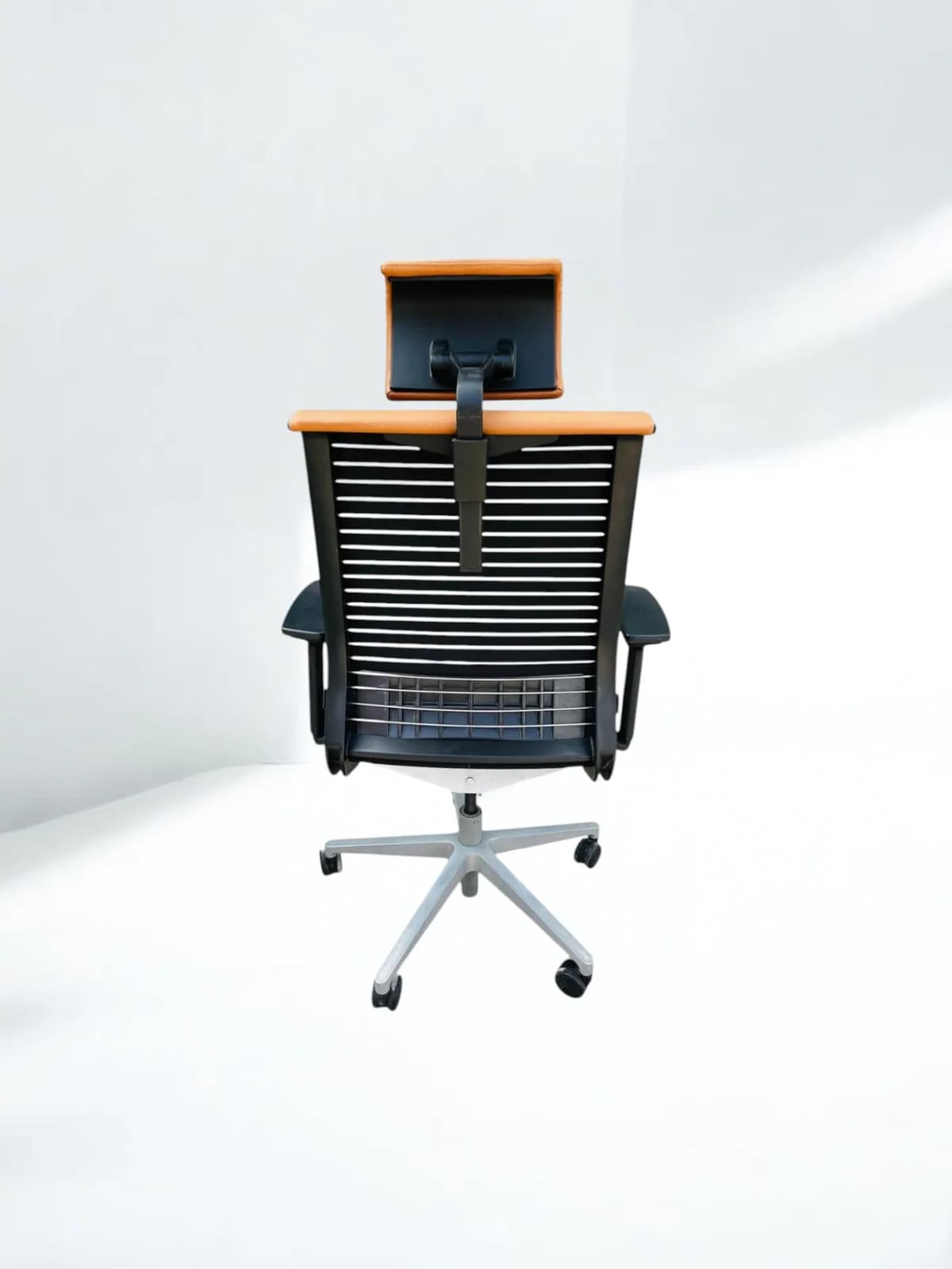 Chaise Steelcase thinks cuir marron appui tête — vue 4
