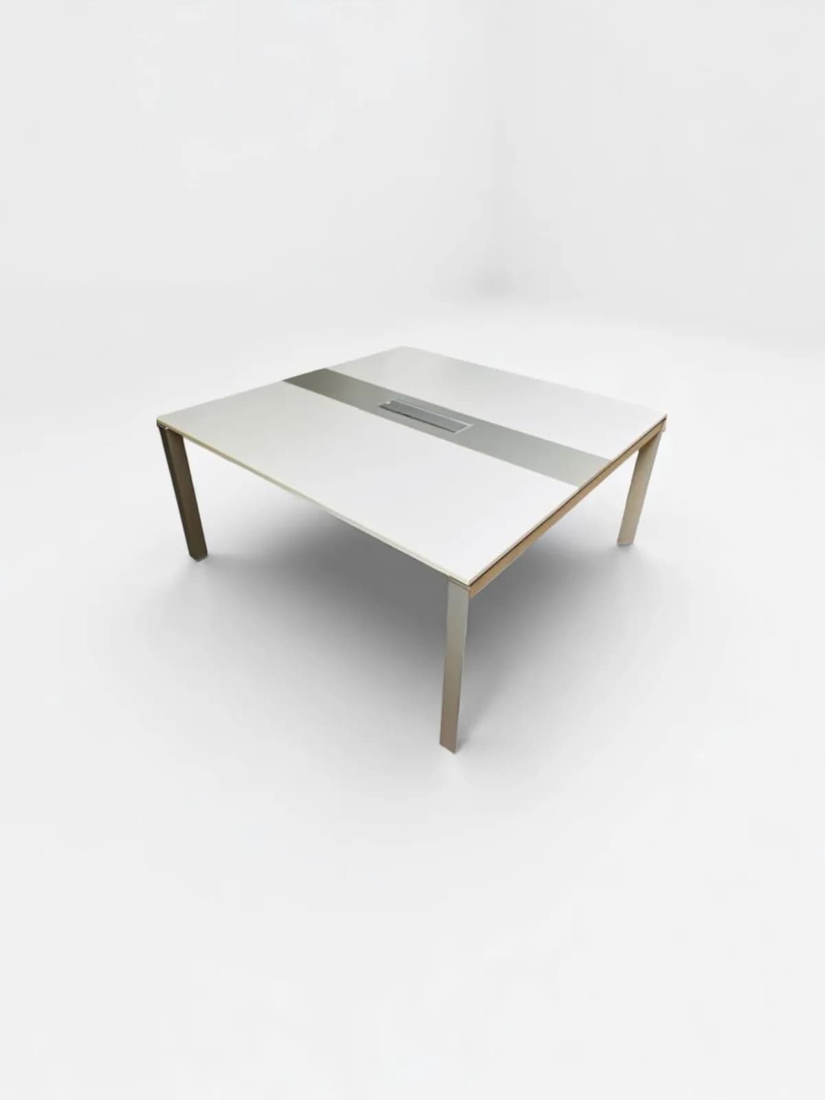 Bureau bench Steelcase 160x160cm avec passe câble — vue 3