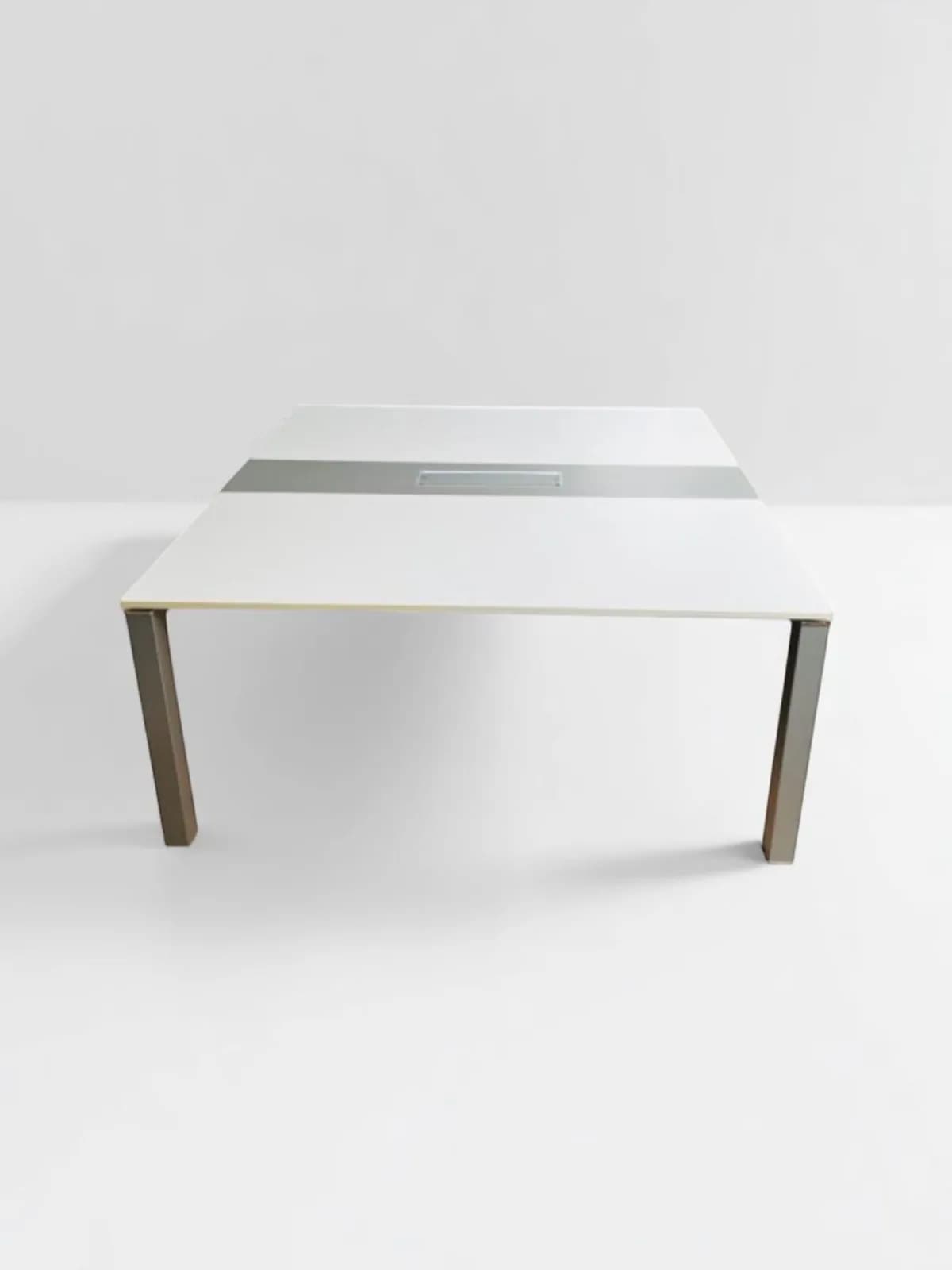 Bureau bench Steelcase 160x160cm avec passe câble — vue 2