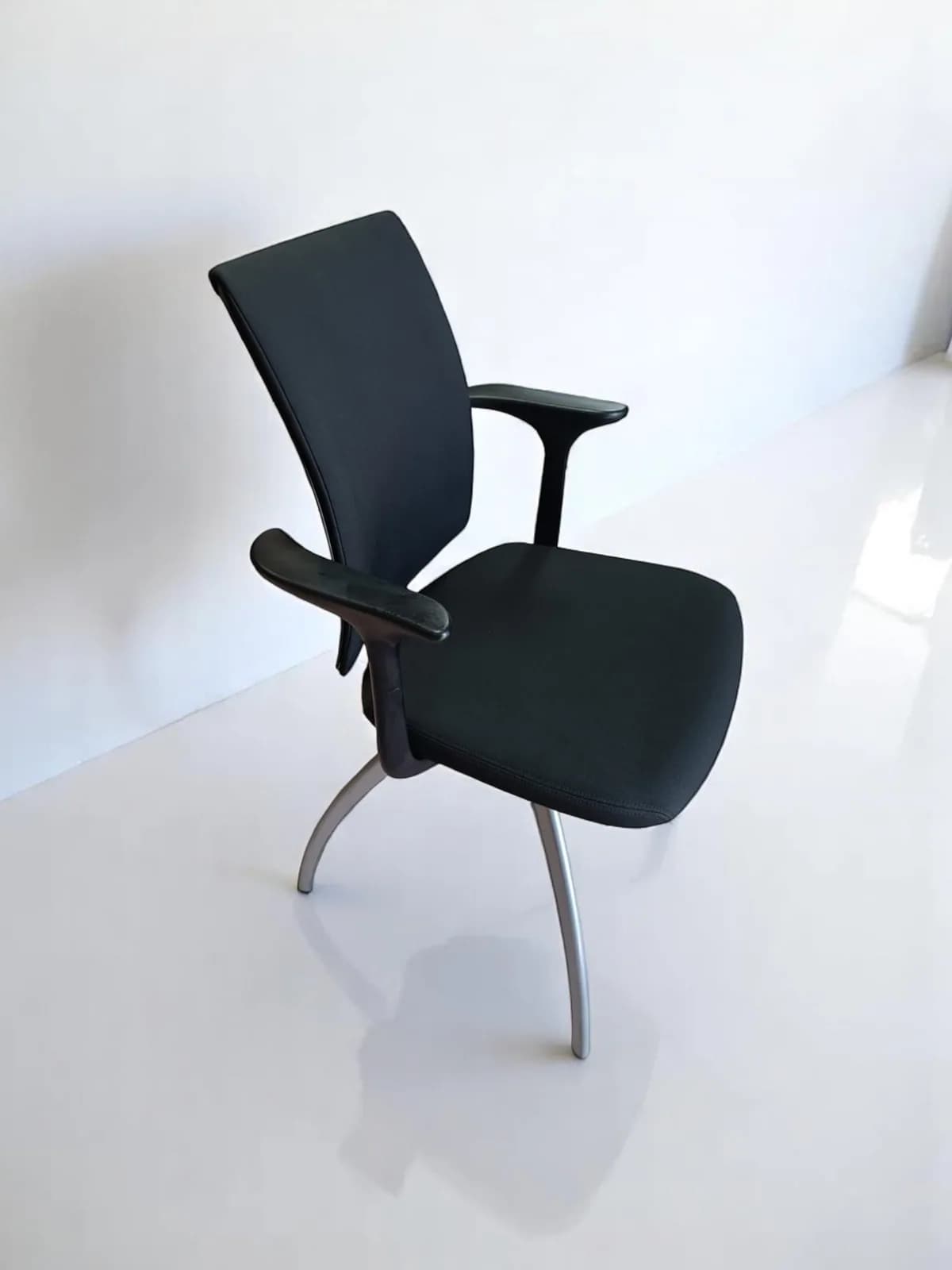 Chaise visiteur avec accoudoirs design HAG noir — vue 2