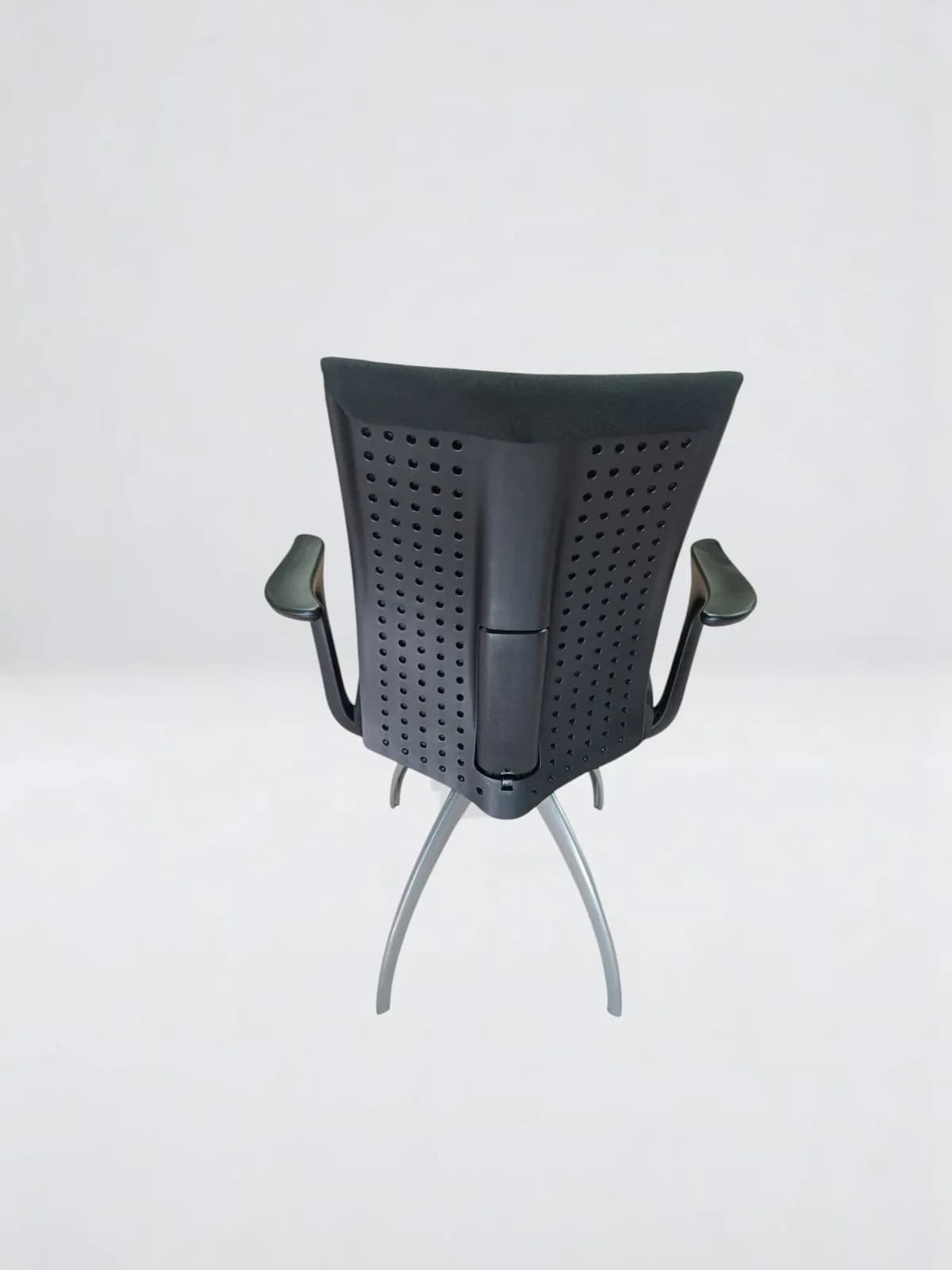 Chaise visiteur avec accoudoirs design HAG noir — vue 3