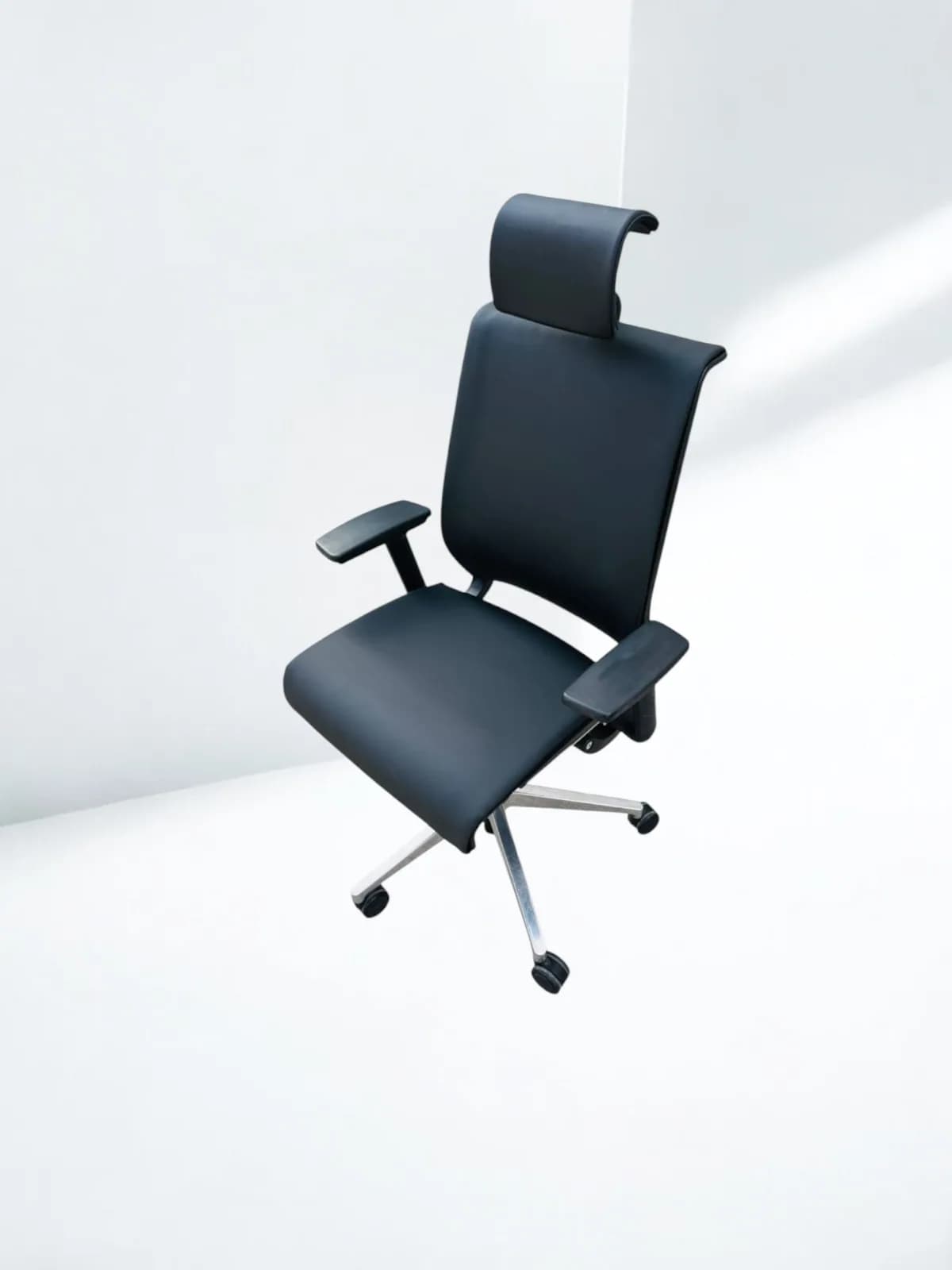 Chaise Steelcase thinks cuir noir appui tête.