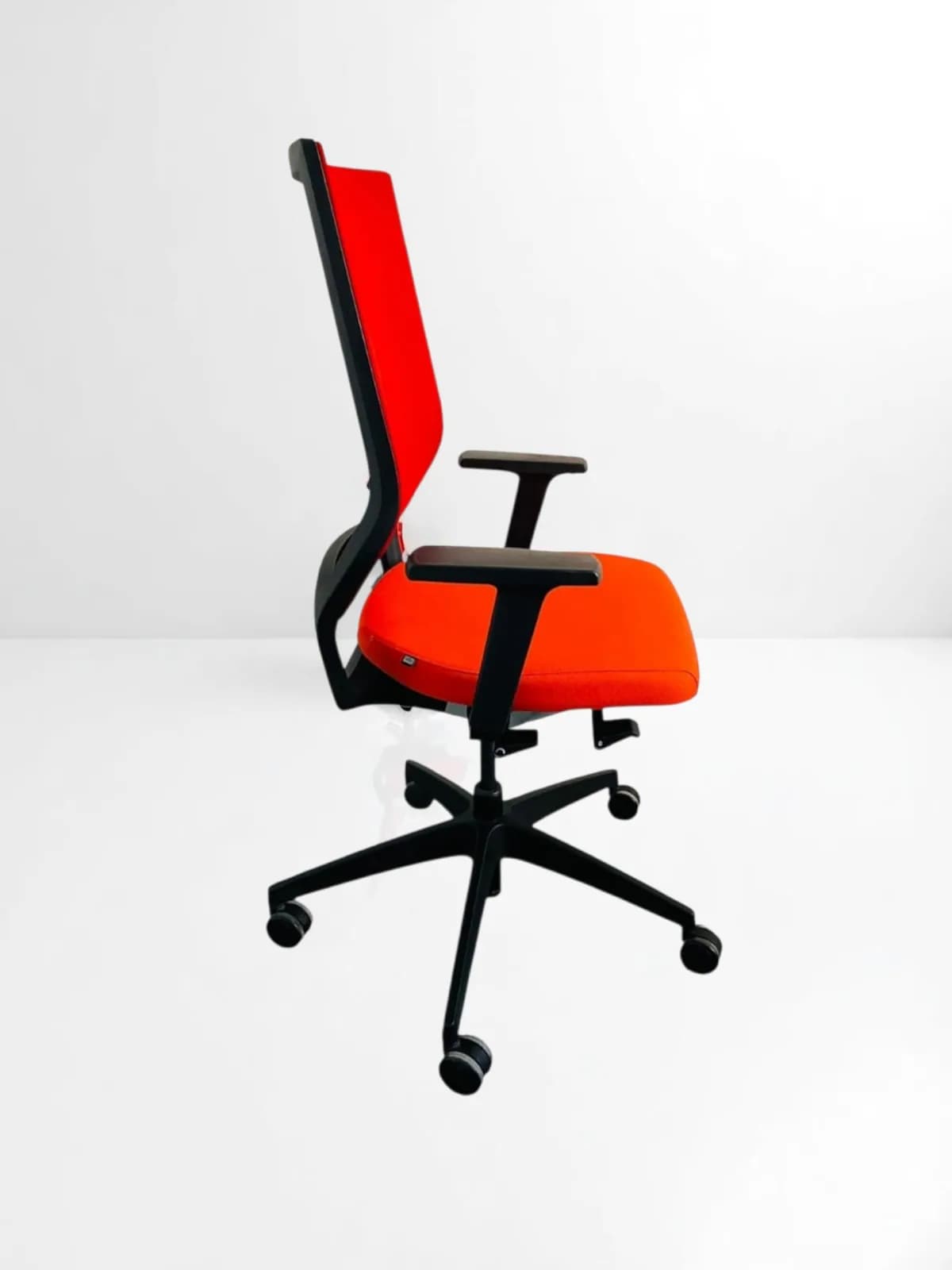 Sedus quarterback chaise a roulette couleur rouge — vue 3