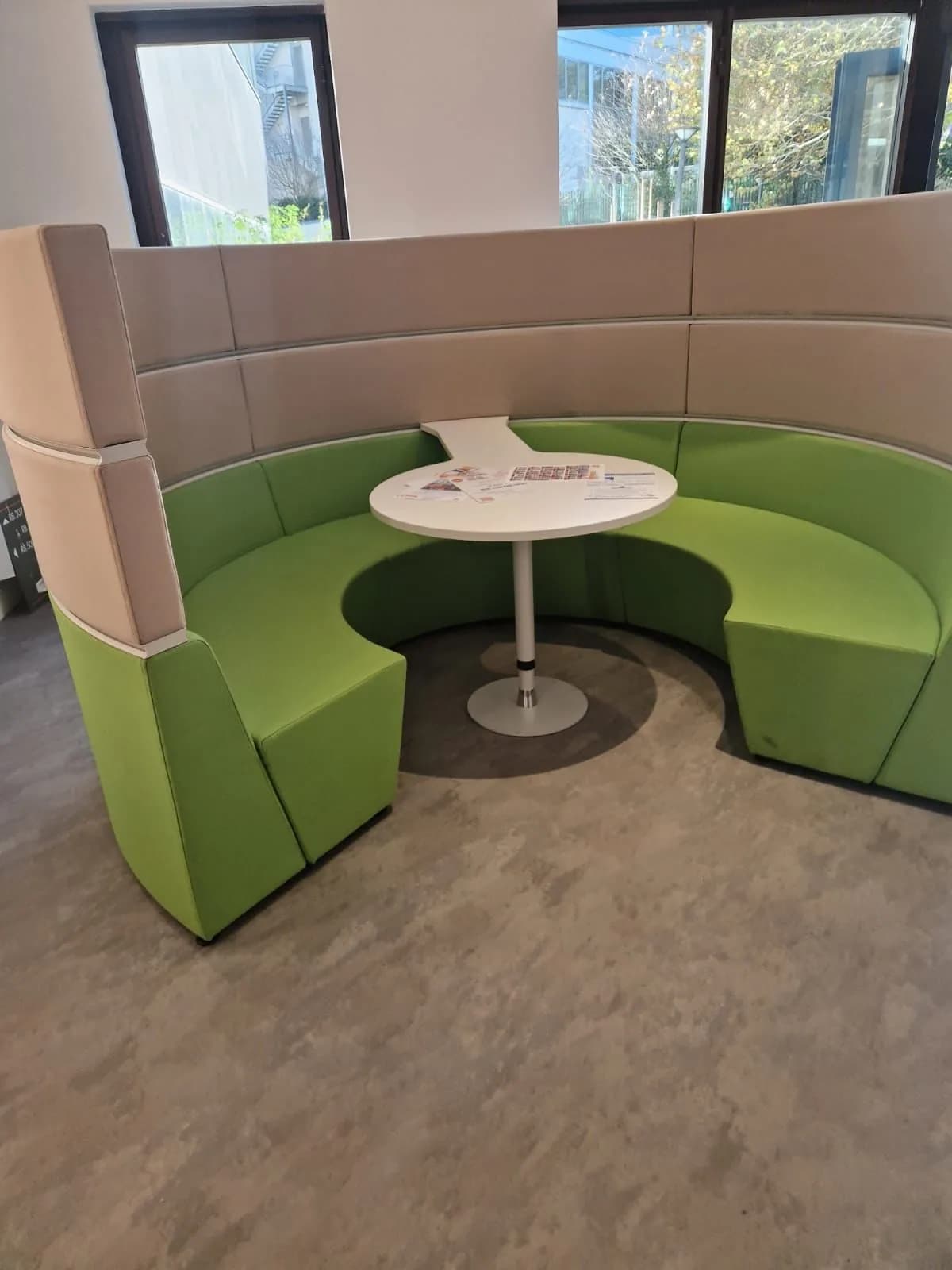 Alcôve acoustique circulaire réunion work pod avec table — vue 2