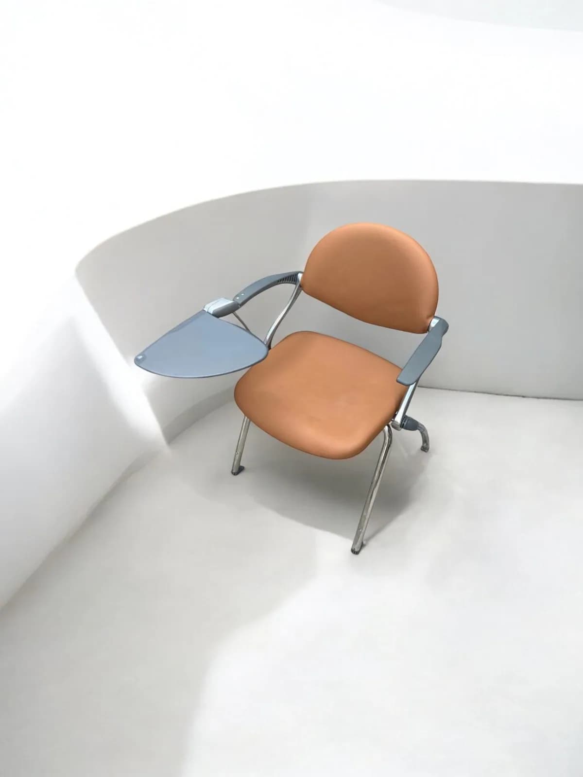 Chaise avec tablette école conférence italy simili cuir marron — vue 3