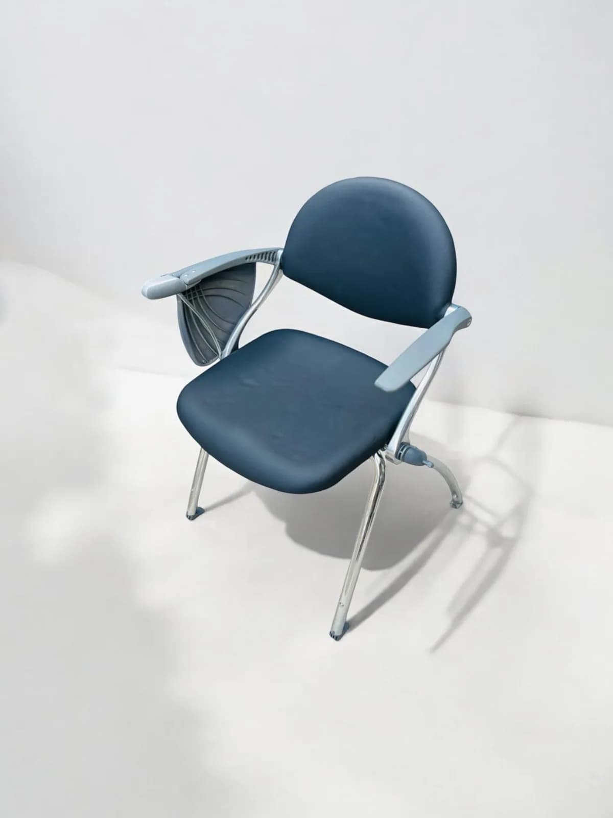Chaise avec tablette école conférence italy simili cuir noir — vue 4