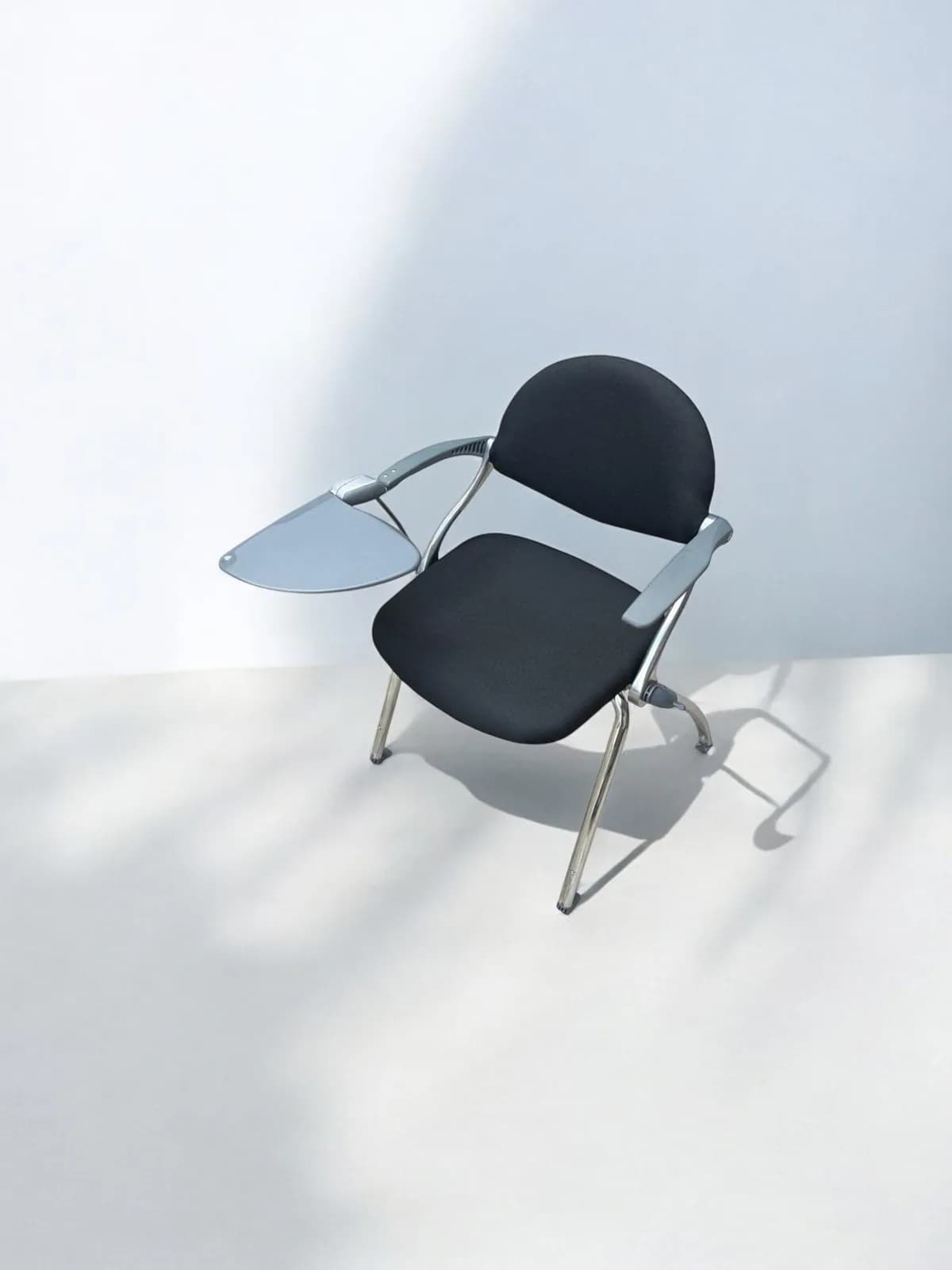 Chaise avec tablette école conférence italy tissu noir — vue 3