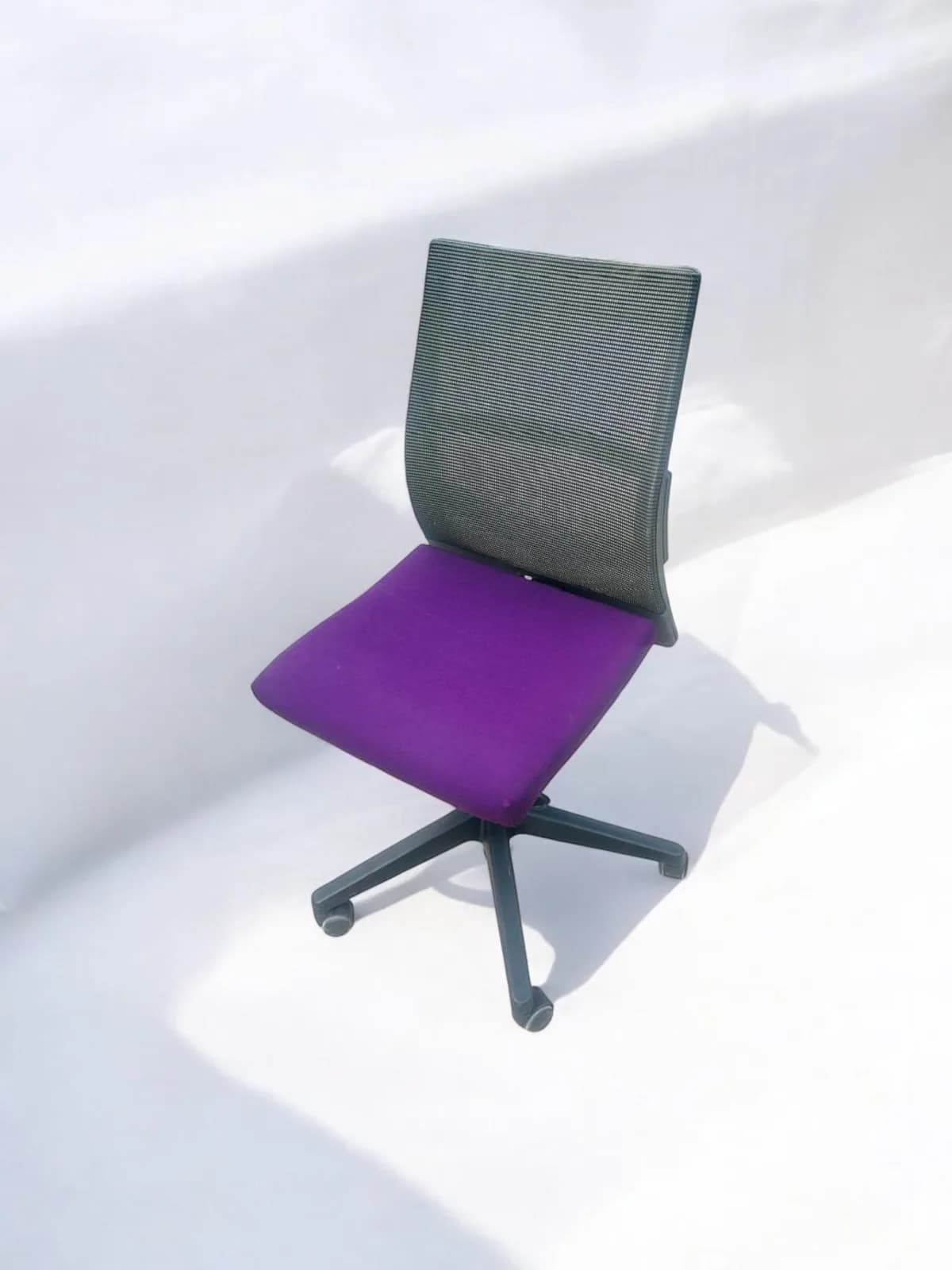 Chaise de bureau ergonomique resille violet foncé promo — vue 2