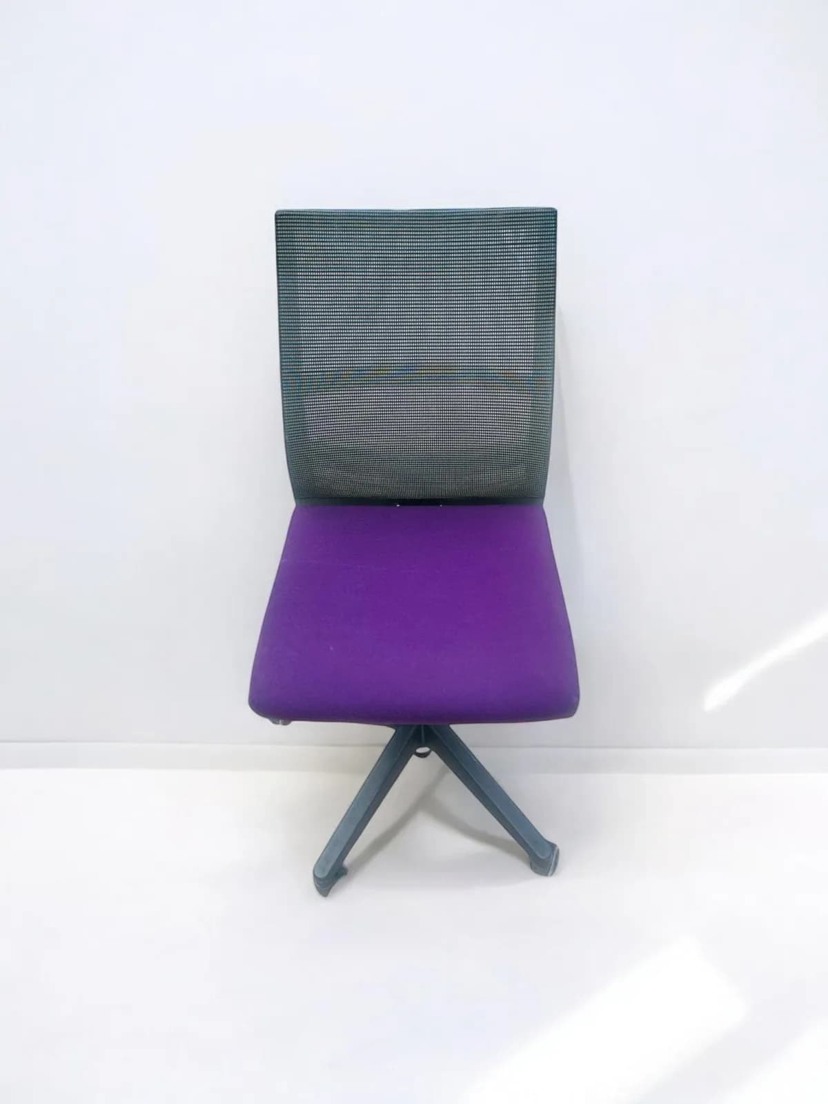 Chaise de bureau ergonomique resille violet foncé promo