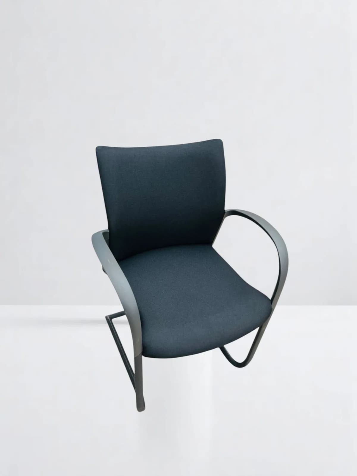 Chaise luge herman miller avec accoudoir tissus — vue 2