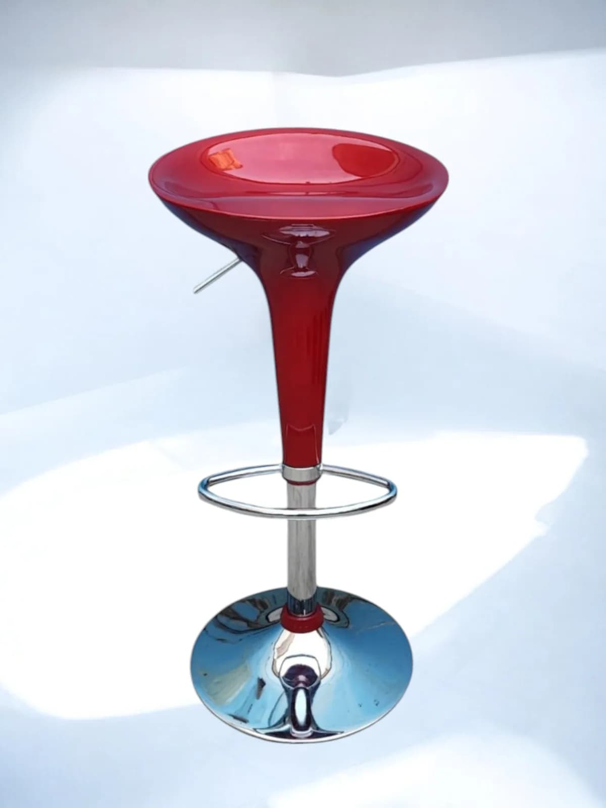 Tabouret ajustable bordeaux à piètement chromé