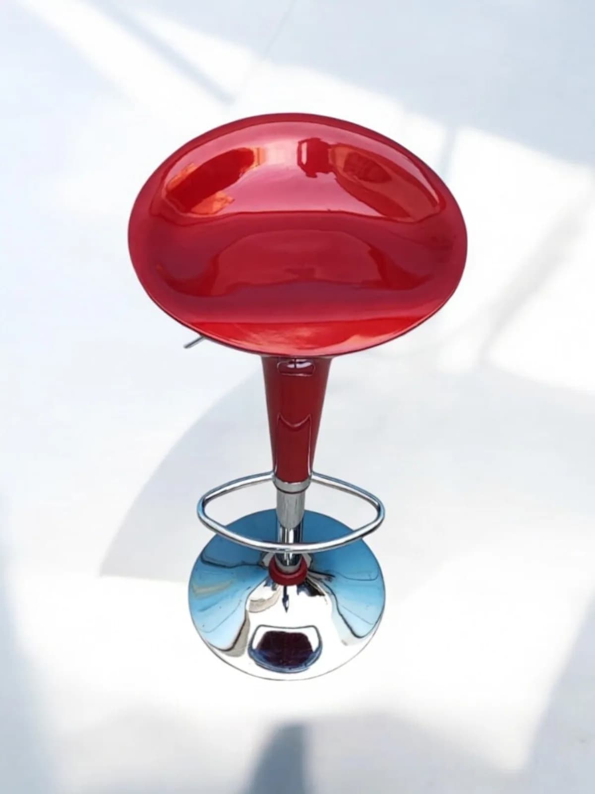 Tabouret ajustable bordeaux à piètement chromé — vue 3
