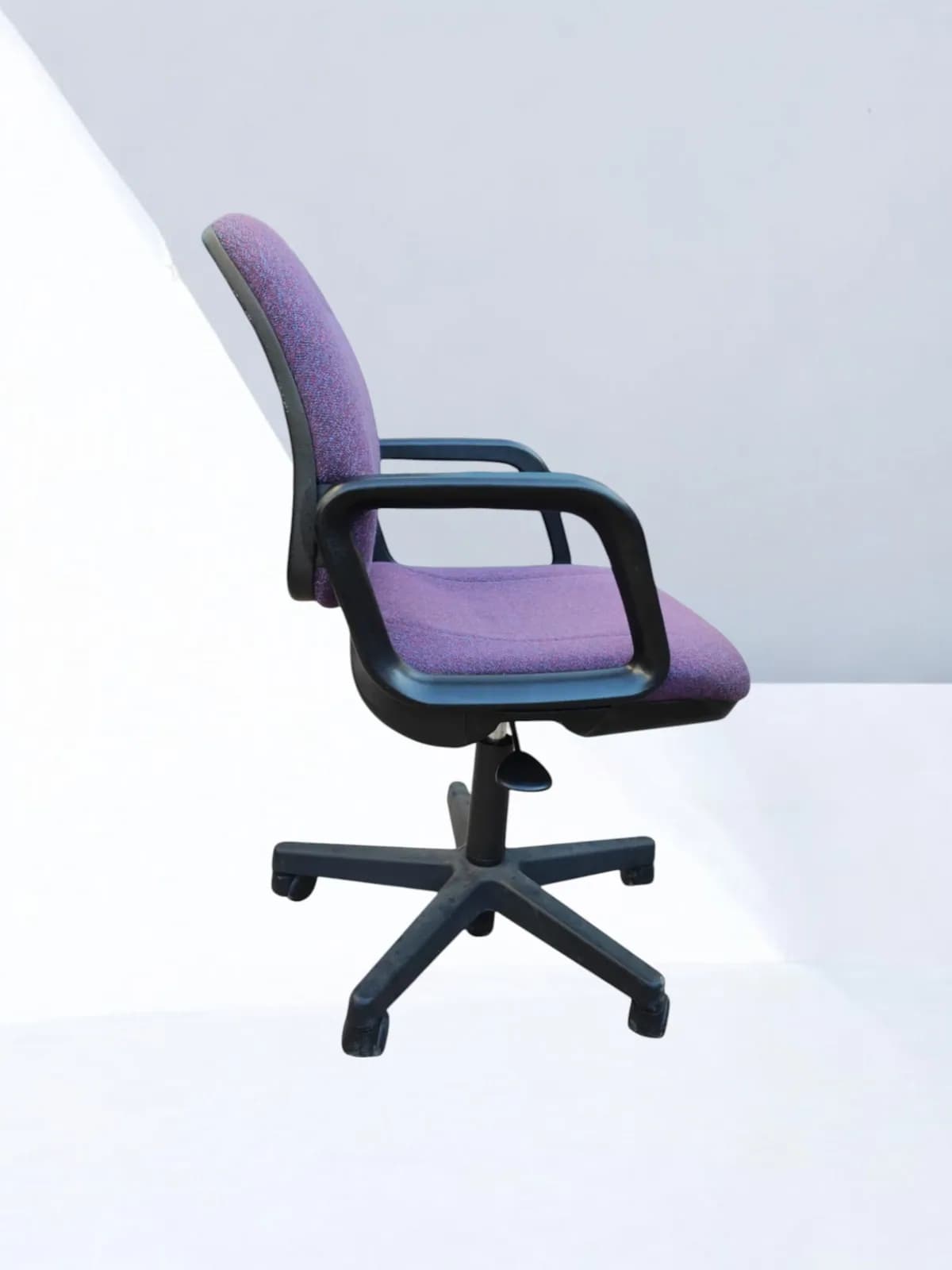 Chaise opérateur Allegro avec accoudoirs en tissu violet — vue 2