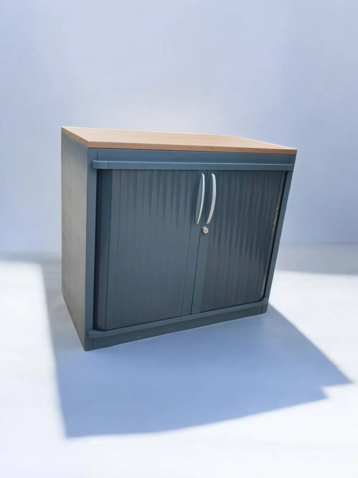 Armoire basse Steelcase gris anthracite avec portes coulissantes — vue 4