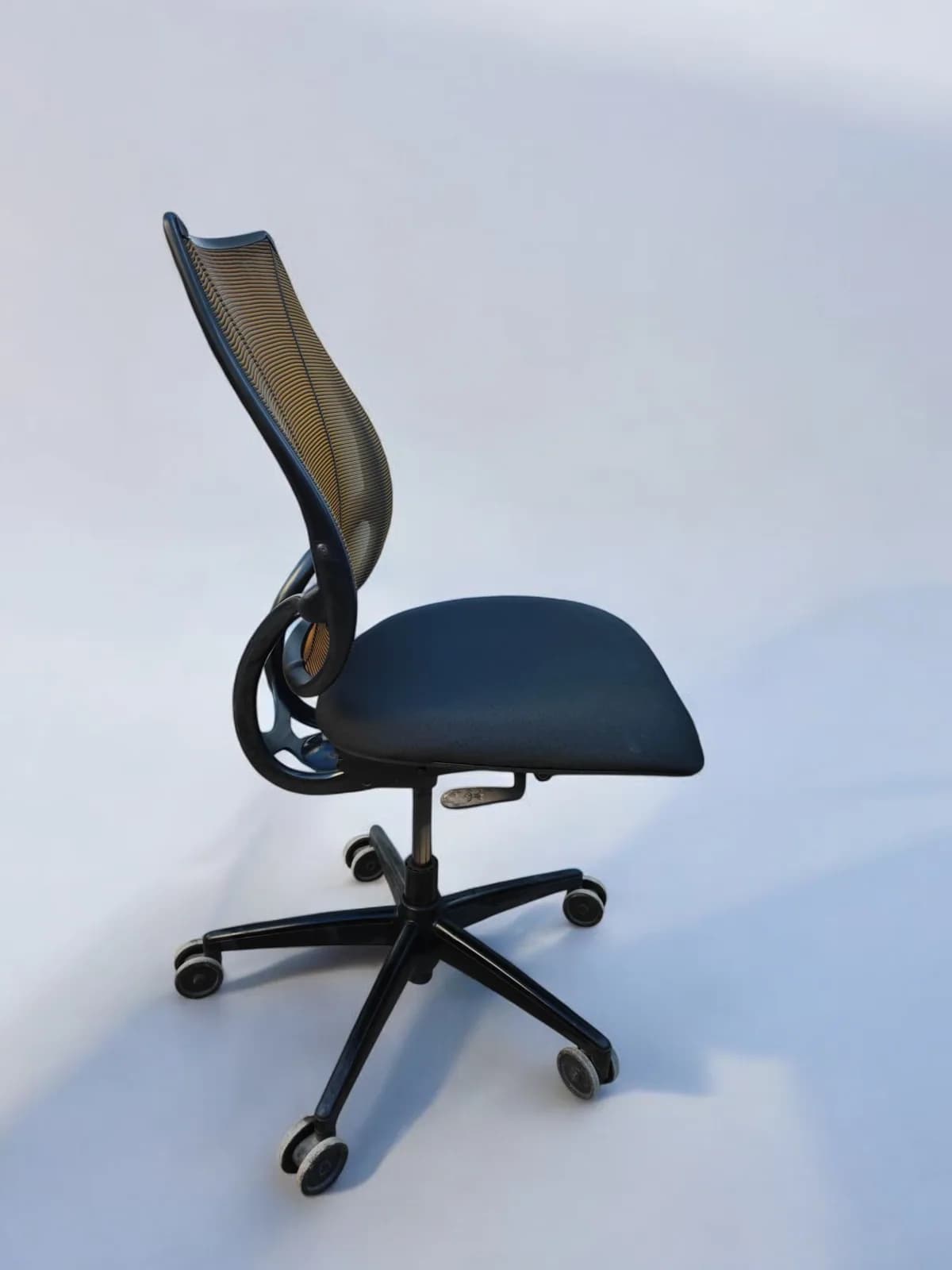 Chaise à roulettes humanscal noir sans accoudoirs — vue 2