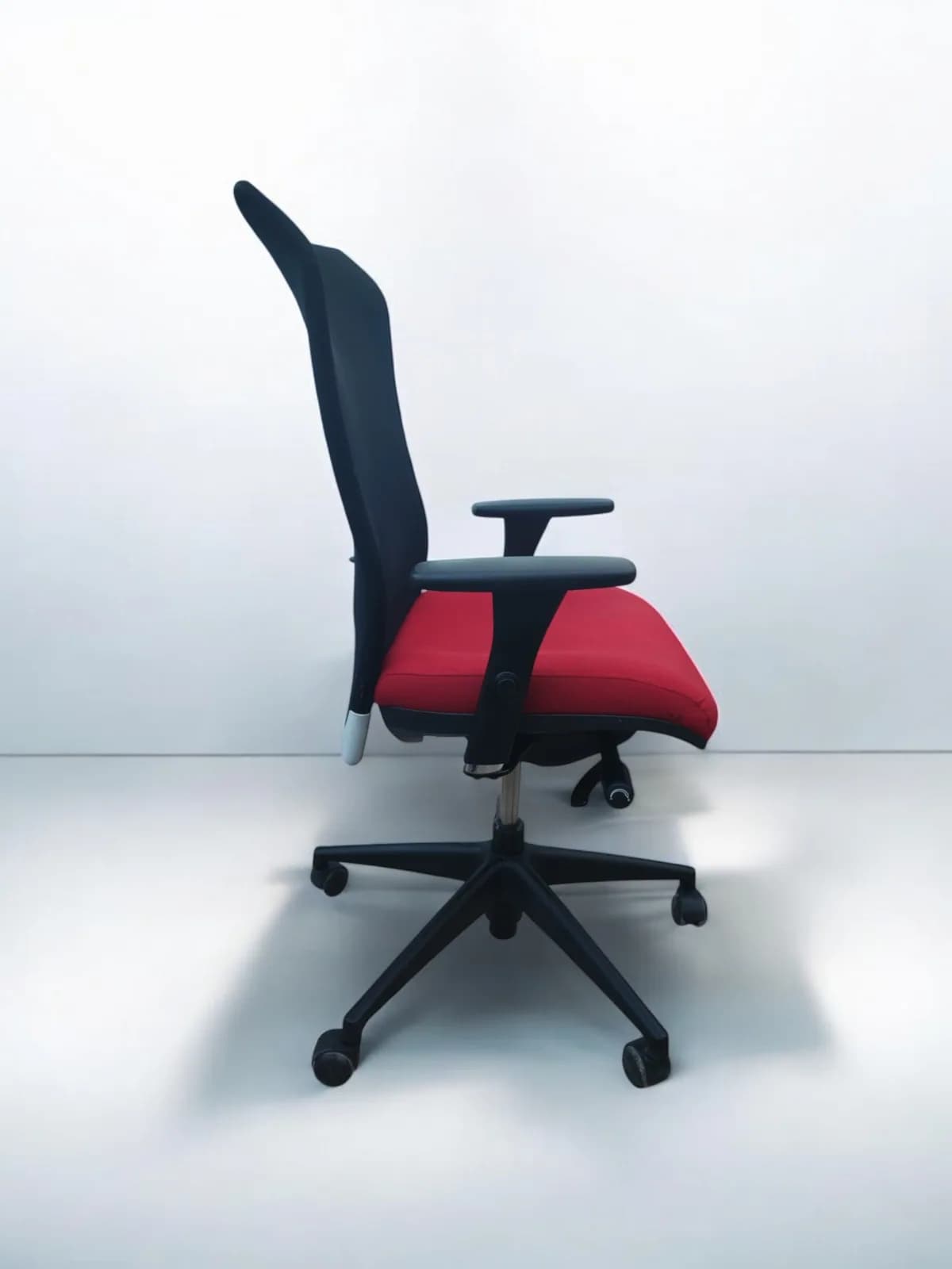Chaise de bureau Navaille en résille assise rouge — vue 3