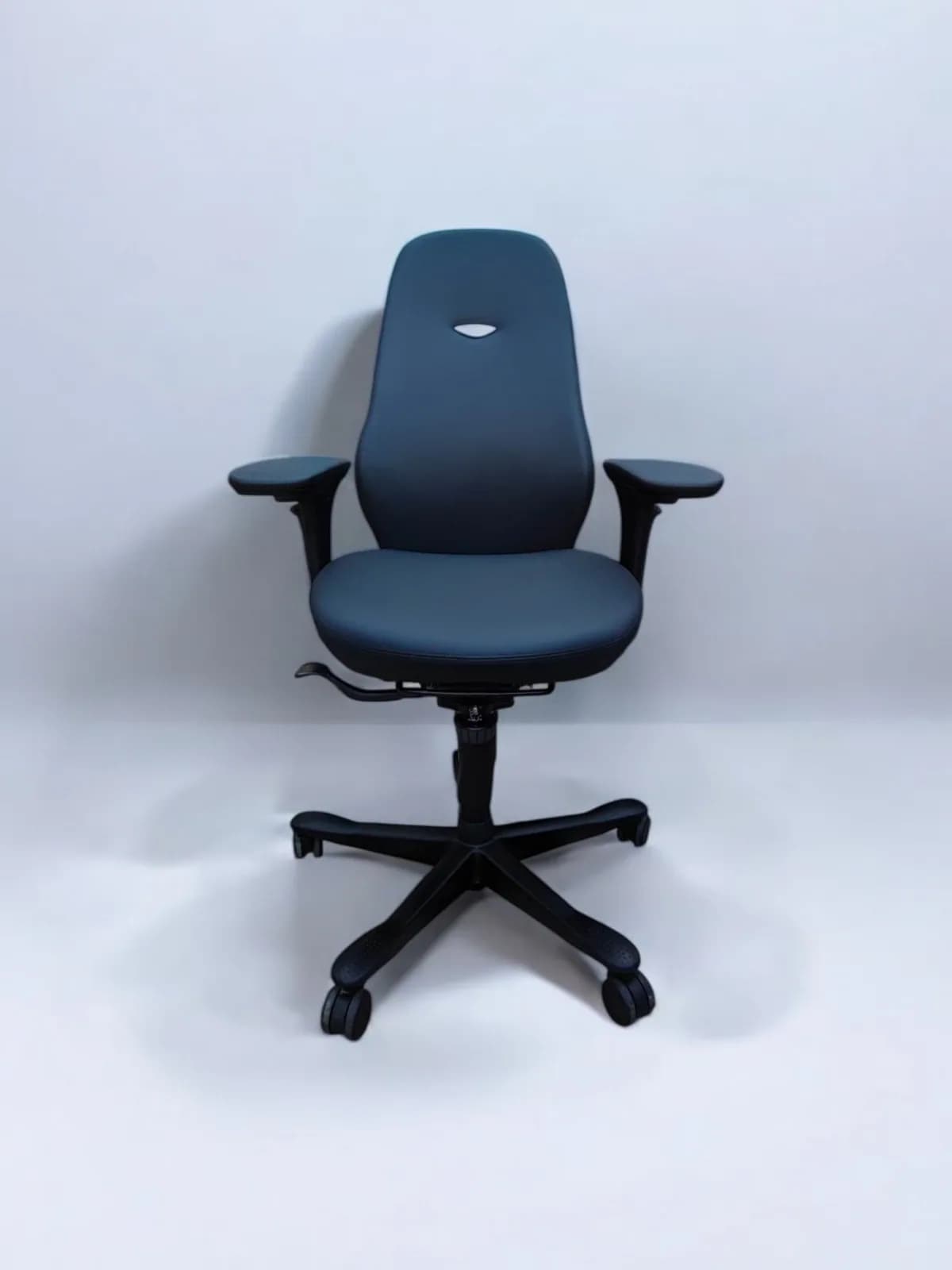Chaise à roulette kinnarps cuir accoudoir 3D Gel — vue 2