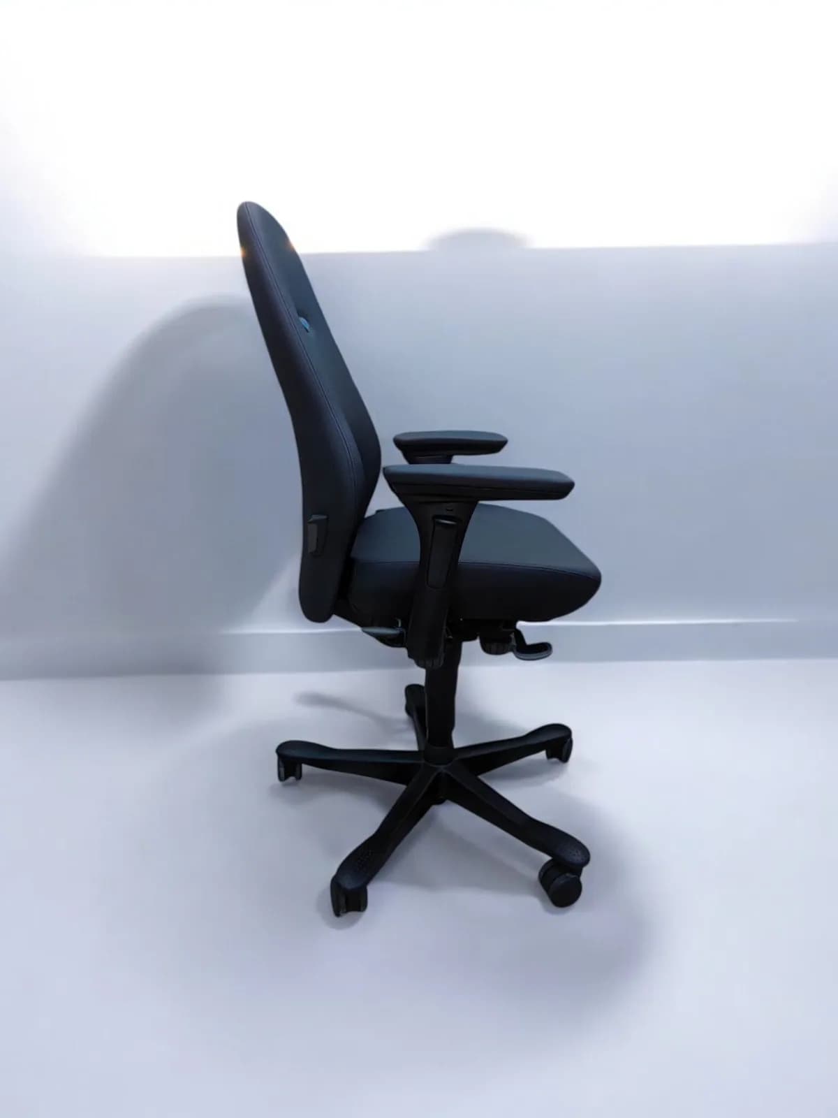 Chaise à roulette kinnarps cuir accoudoir 3D Gel — vue 3