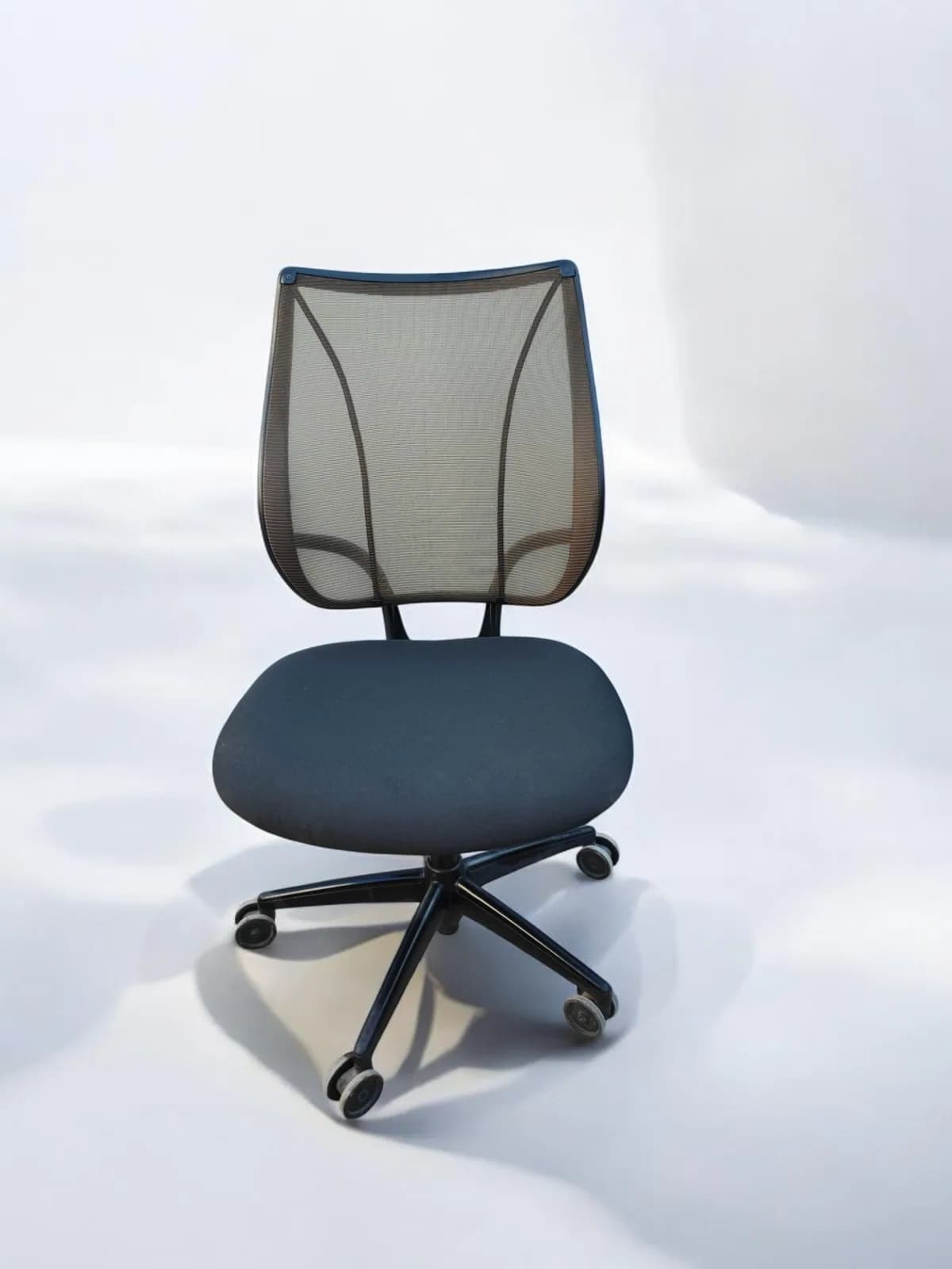 Chaise à roulettes humanscal noir sans accoudoirs