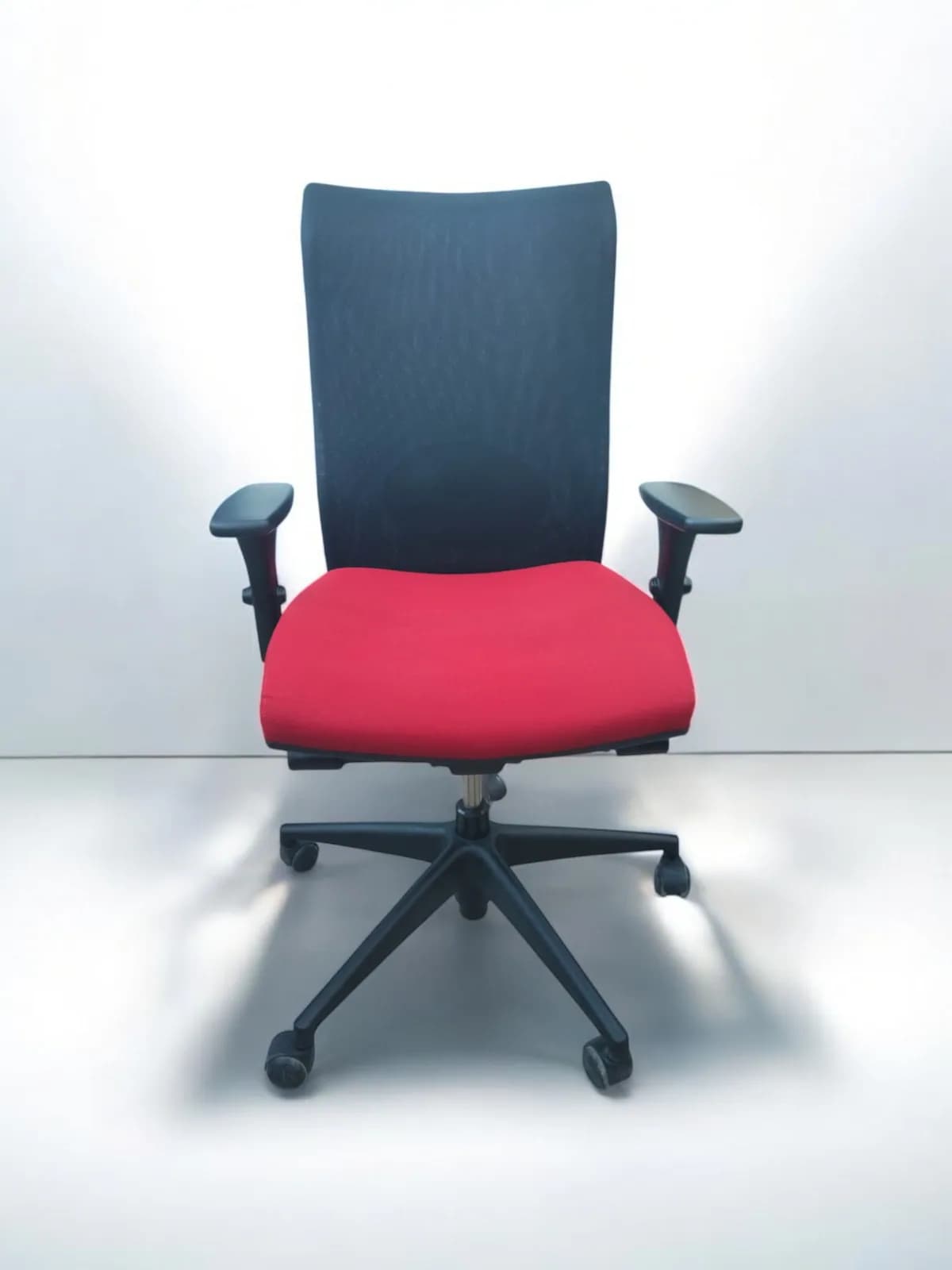Chaise de bureau Navaille en résille assise rouge Chaise de bureau Navaille en résille assise rouge