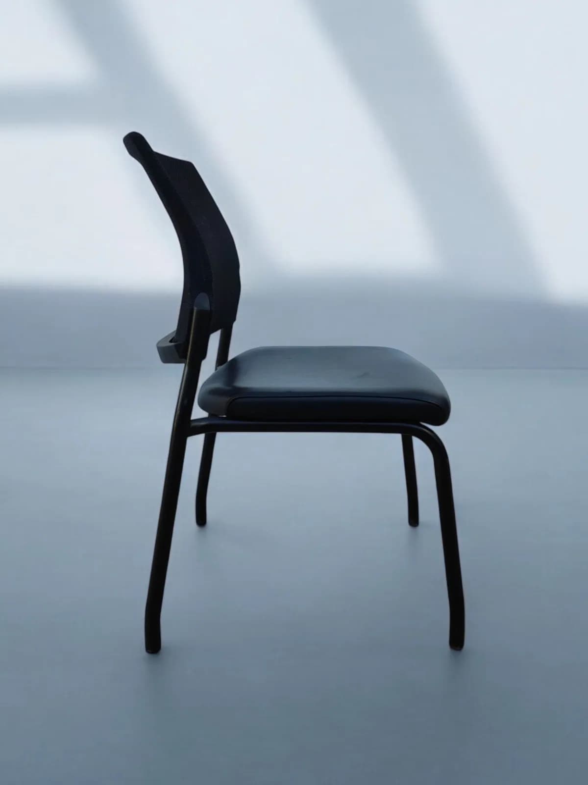 Chaise visiteur Klöber Veo mesh assise cuir — vue 4