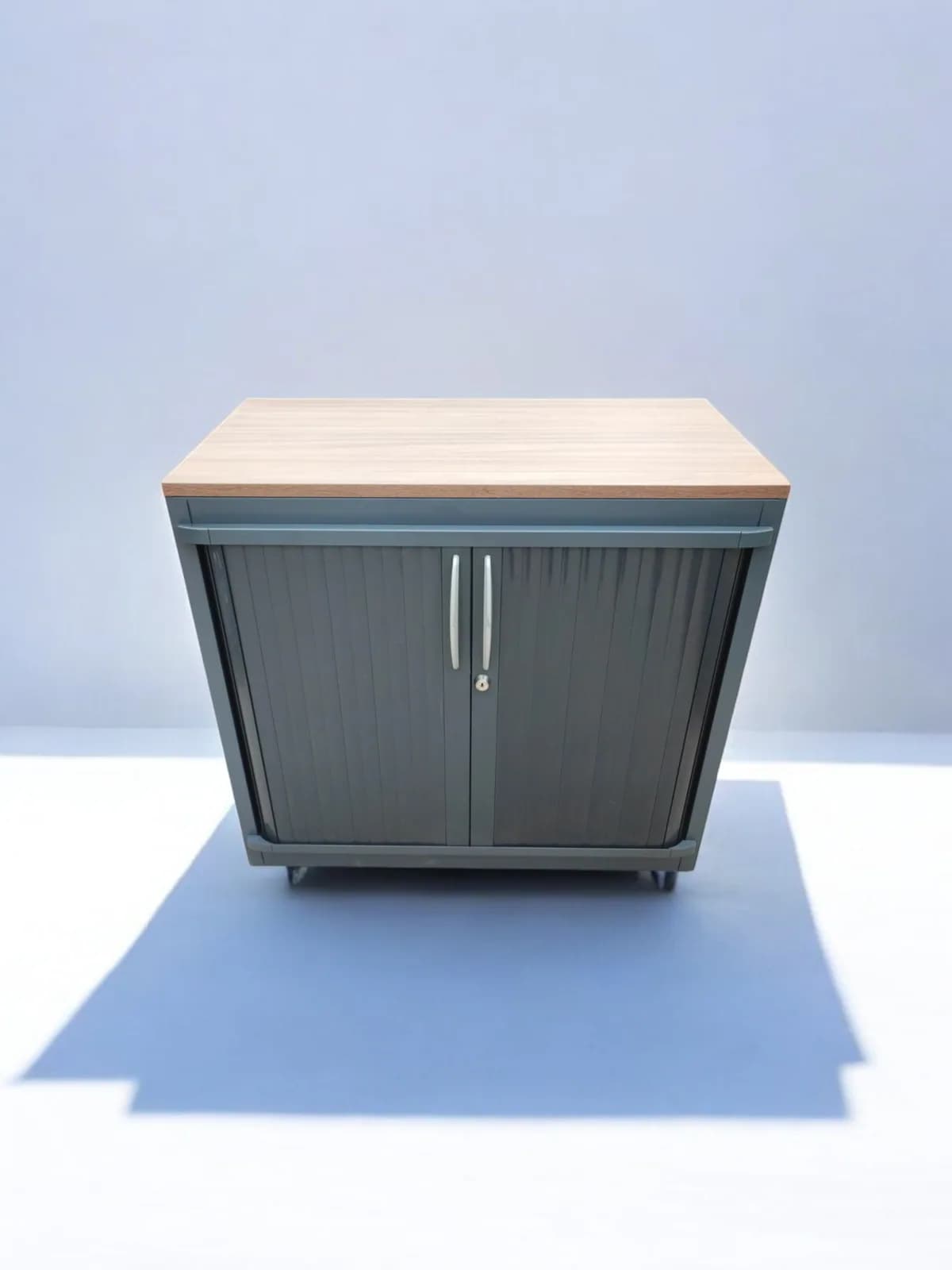 Armoire basse Steelcase gris anthracite avec portes coulissantes — vue 2