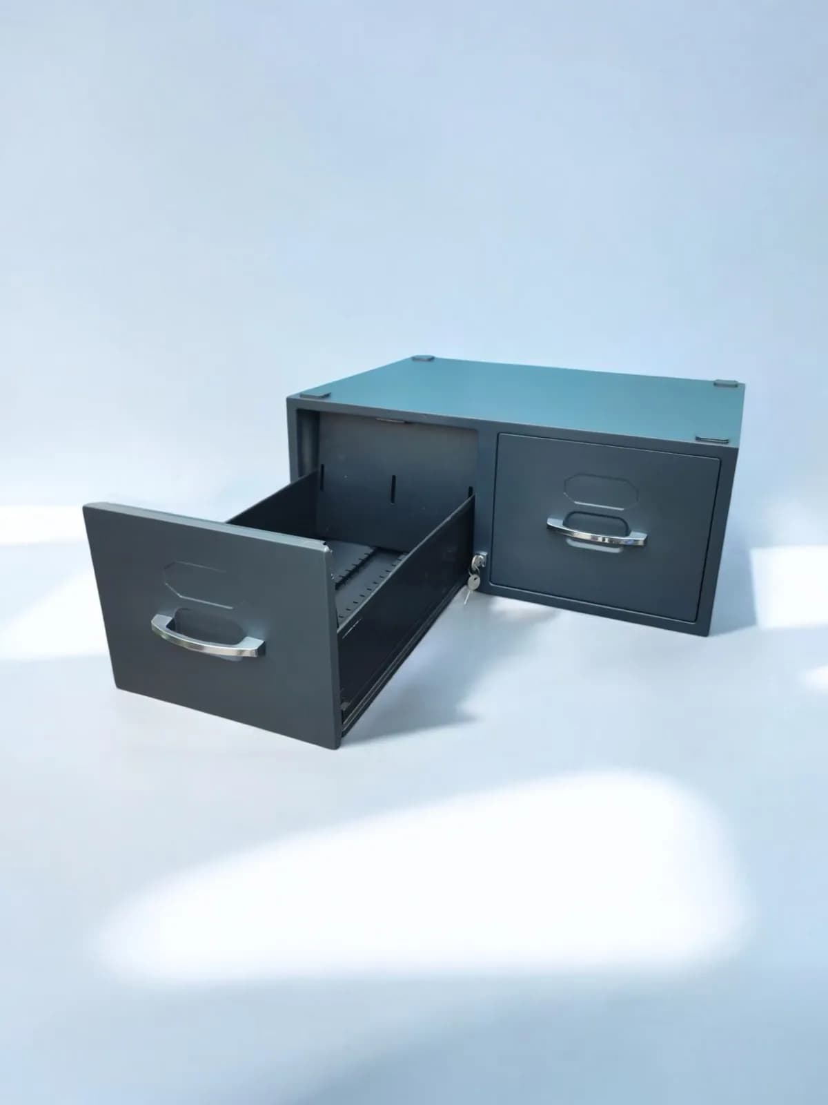 Meuble de rangement métallique à tiroirs pour bureau — vue 2