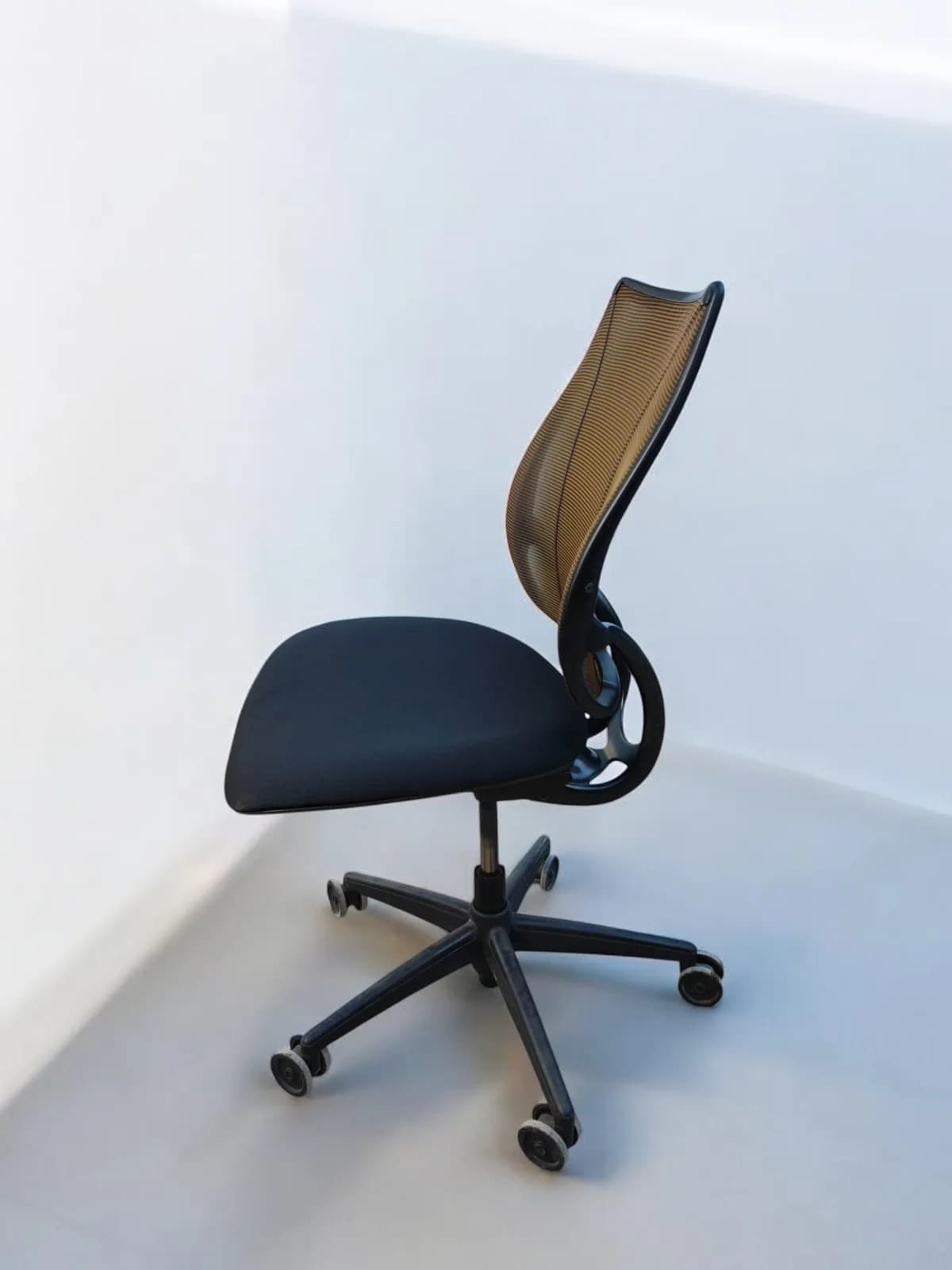 Chaise à roulettes humanscal noir sans accoudoirs — vue 3