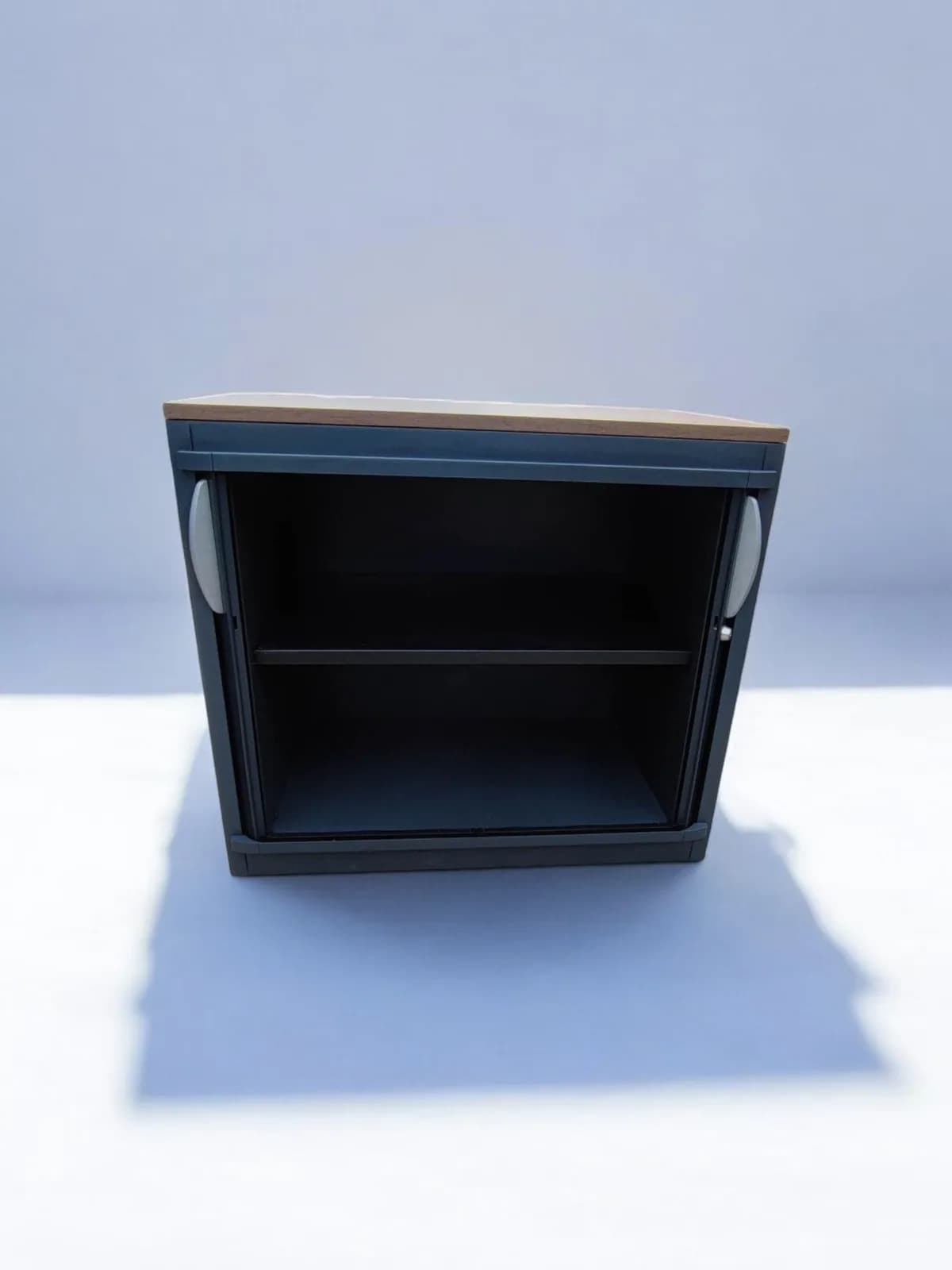 Armoire basse Steelcase gris anthracite avec portes coulissantes — vue 6