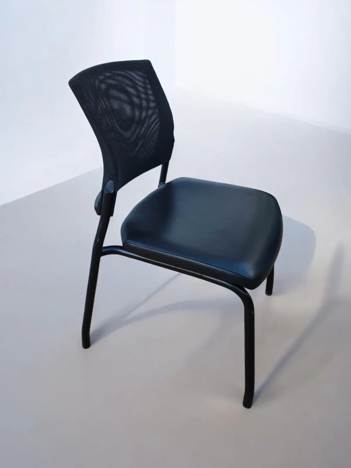 Chaise visiteur Klöber Veo mesh assise cuir — vue 3