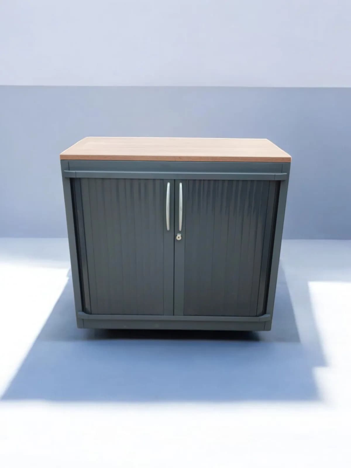 Armoire basse Steelcase gris anthracite avec portes coulissantes — vue 3