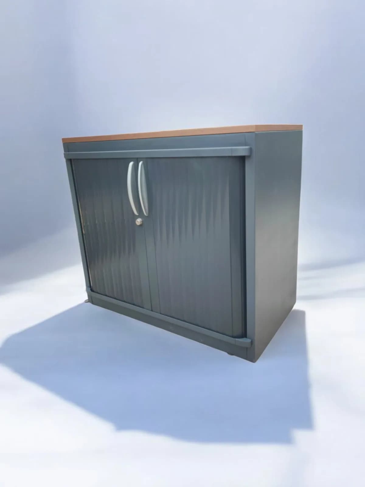 Armoire basse Steelcase gris anthracite avec portes coulissantes