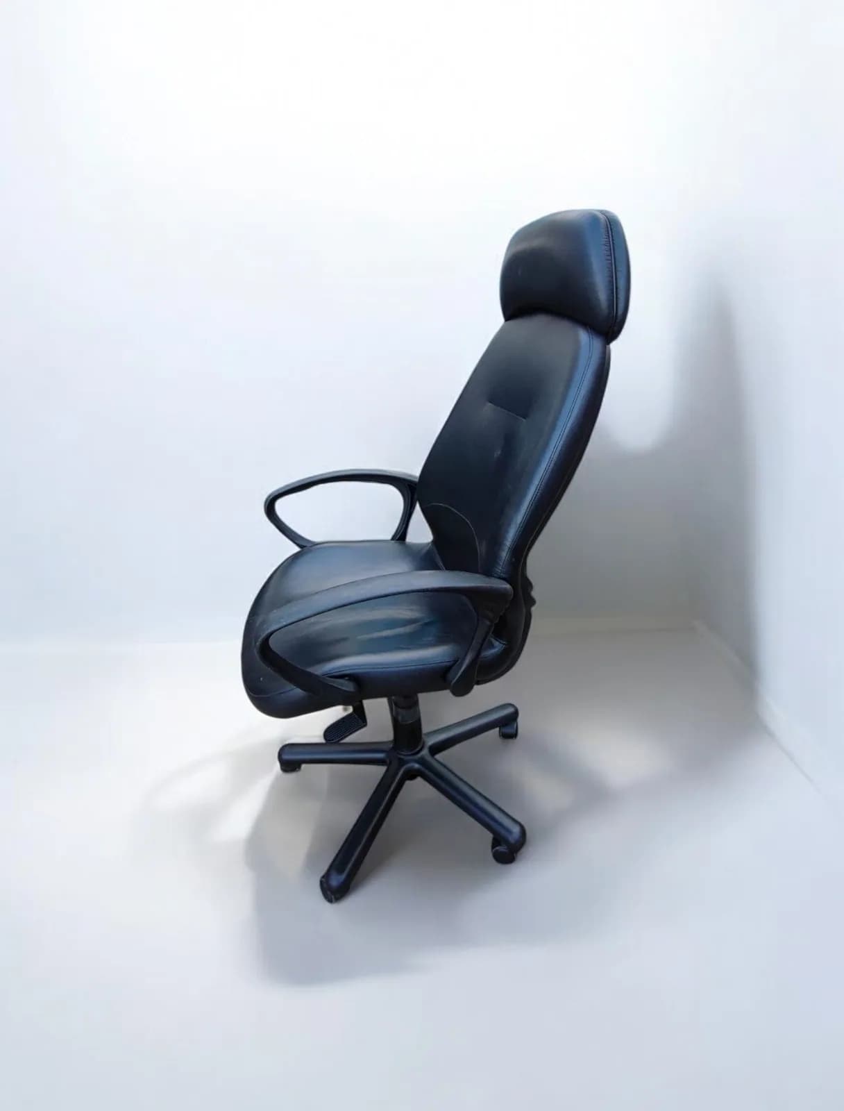 Chaise de direction en cuir avec appui tête — vue 2