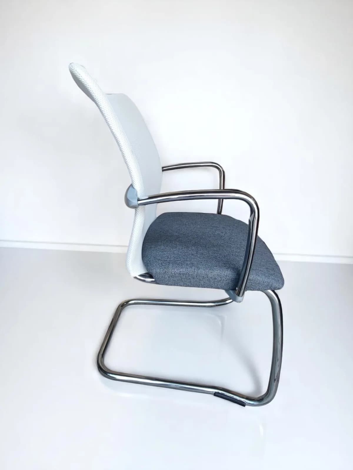 Chaise visiteur réunion Add Form mesh — vue 3