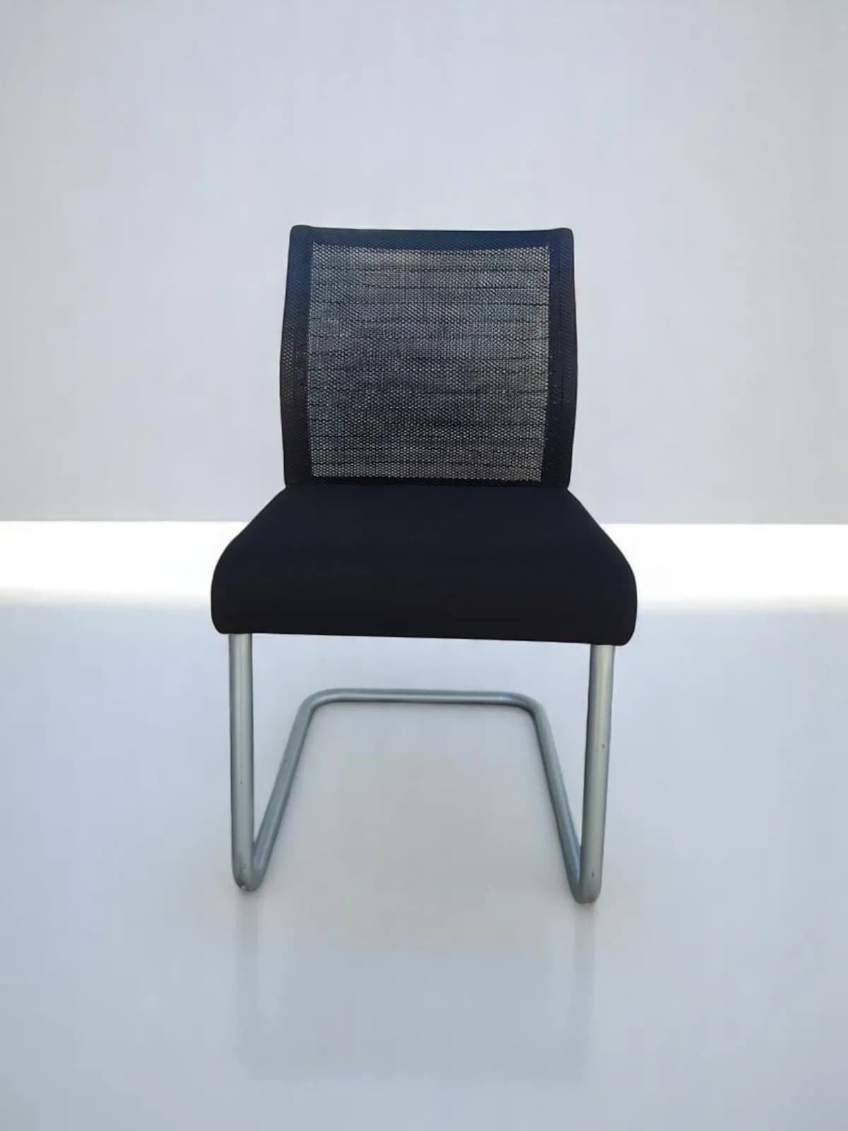 Chaise visiteur Steelcase think luge noir