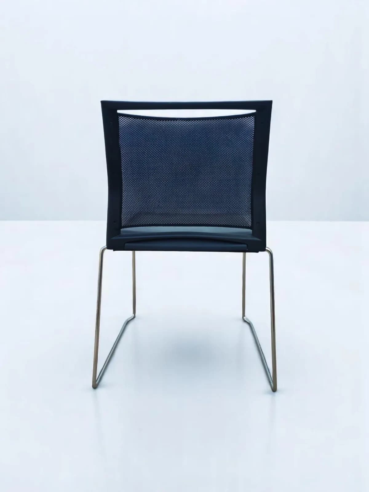 Chaise visiteur Haworth slim design By G.B finition cuir — vue 4