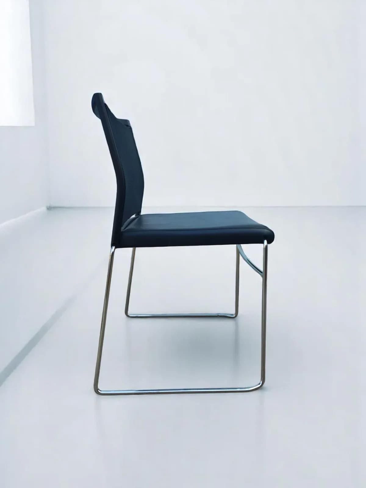 Chaise visiteur Haworth slim design By G.B finition cuir — vue 3