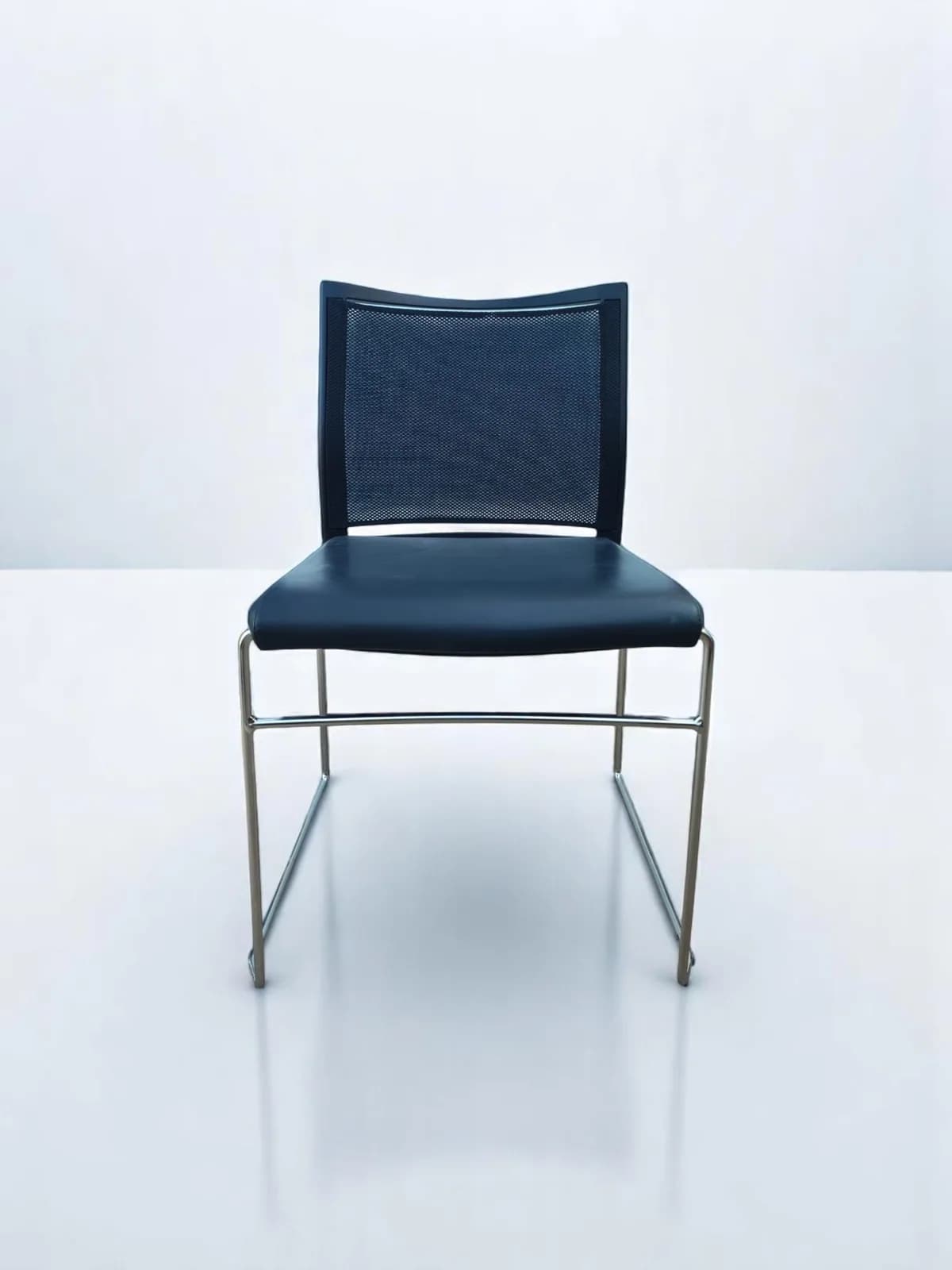 Chaise visiteur Haworth slim design By G.B finition cuir — vue 2