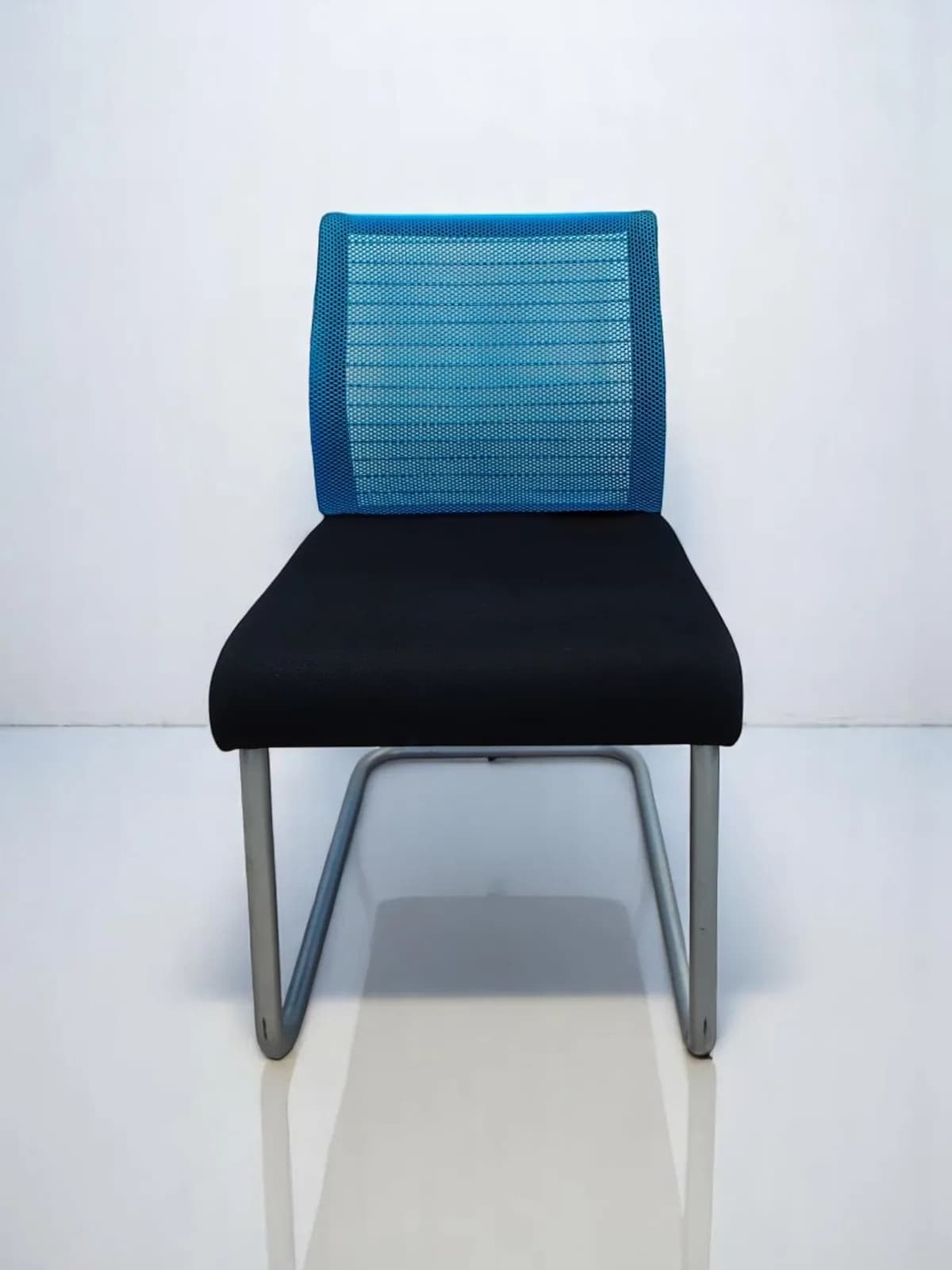 Chaise visiteur Steelcase think luge bleu