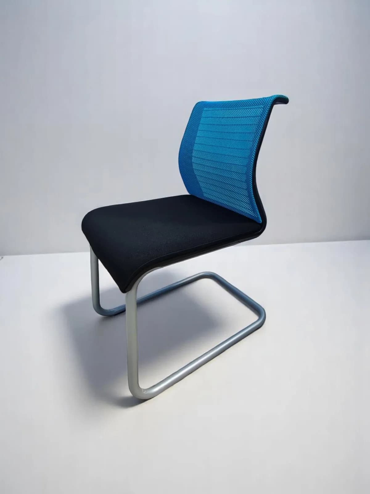 Chaise visiteur Steelcase think luge bleu — vue 3