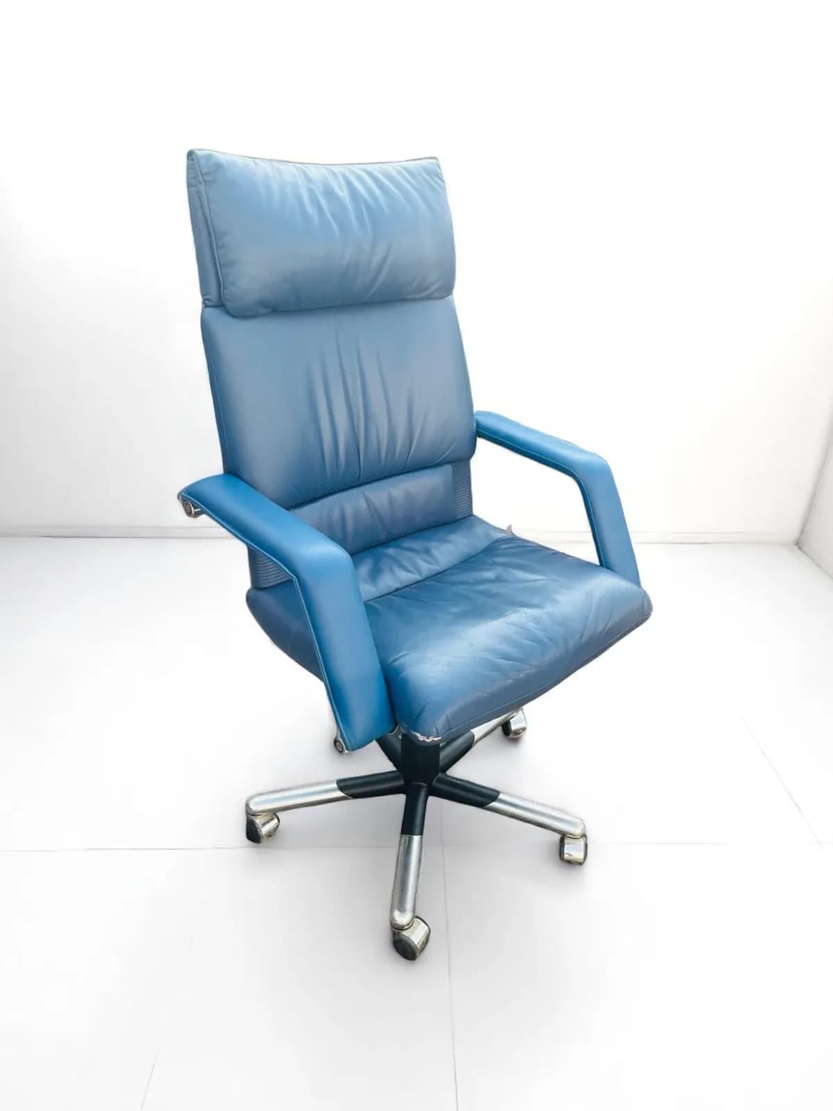 FAUTEUIL DIRECTION VITRA DESIGN MARIO BELLINI CUIR BLEU — vue 2