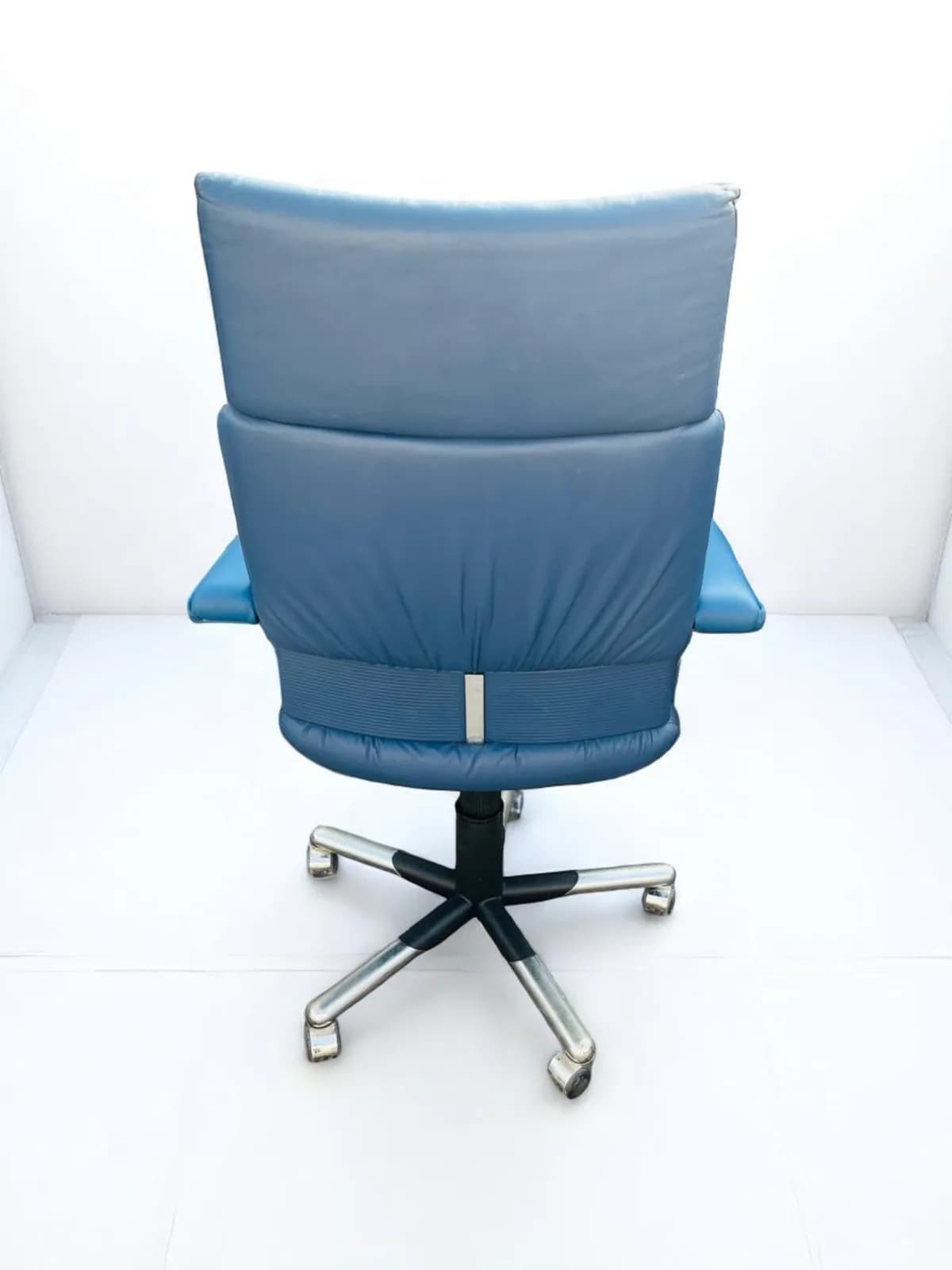 FAUTEUIL DIRECTION VITRA DESIGN MARIO BELLINI CUIR BLEU — vue 4