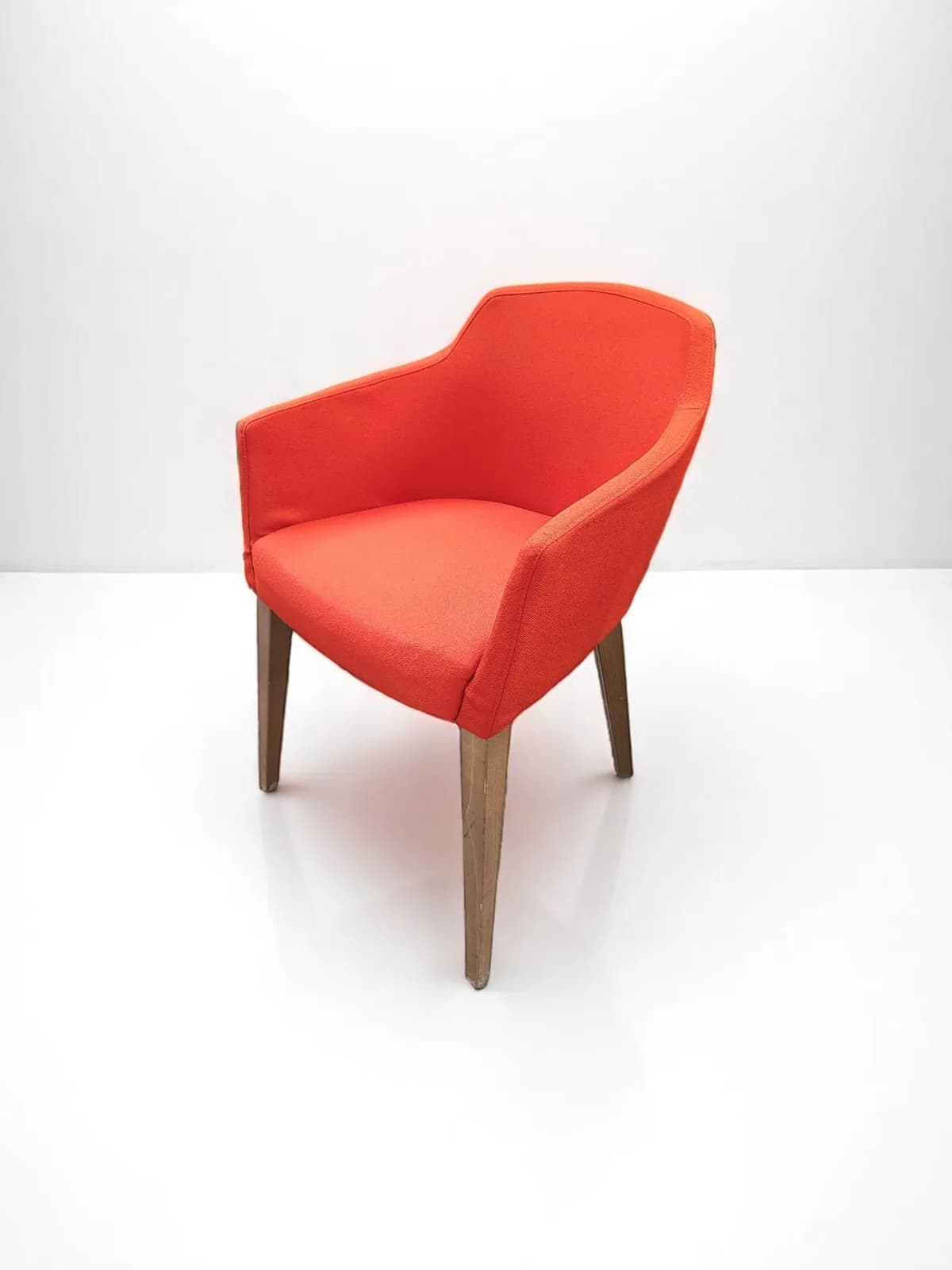 Chaise rembourrée en tissu salle attente café