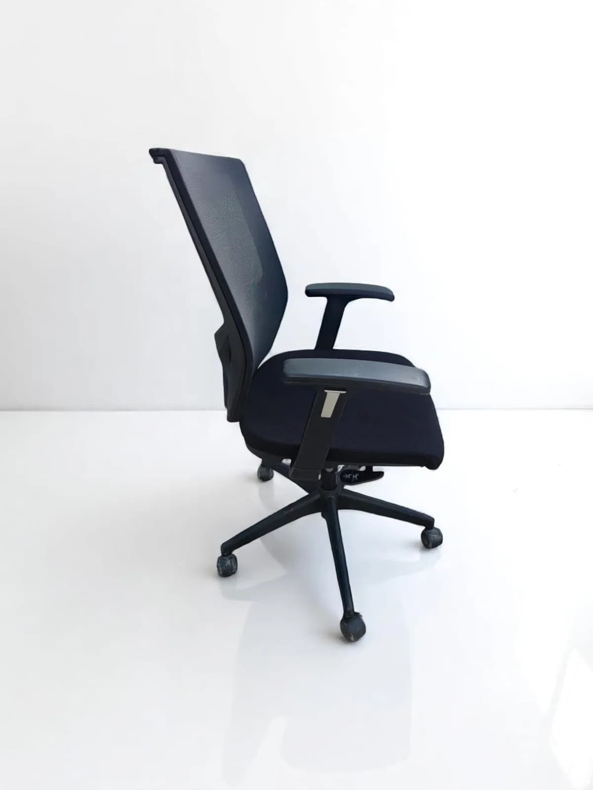 Fauteuil de bureau Rafale Synchrone mesh avec accoudoir — vue 4