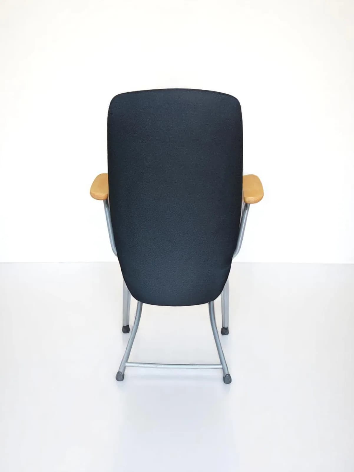 Chaise salle réunion kinnarps plus 377 noir — vue 4
