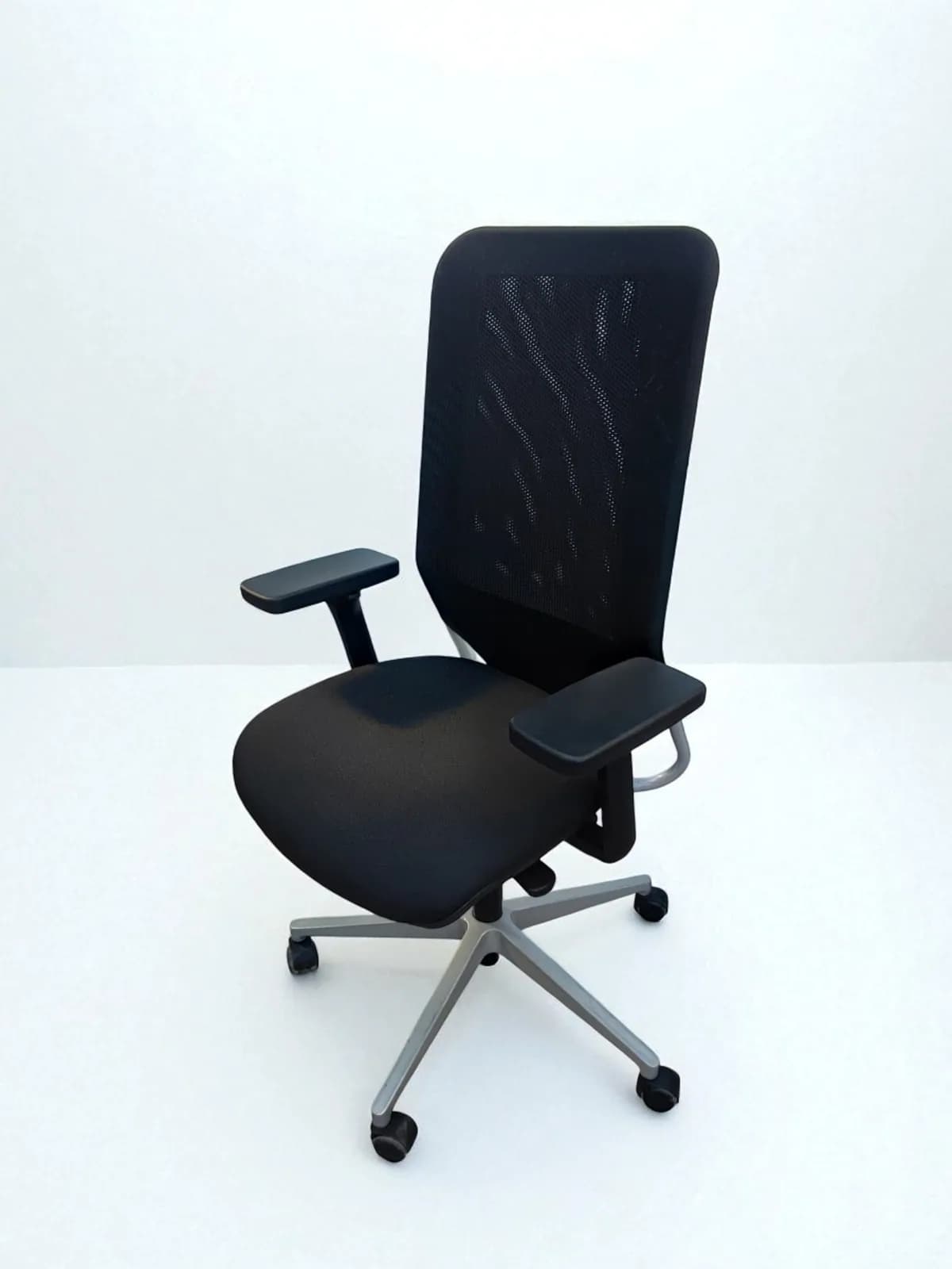 Chaise a roulette Sokoa accoudoir ajustable dossier mesh